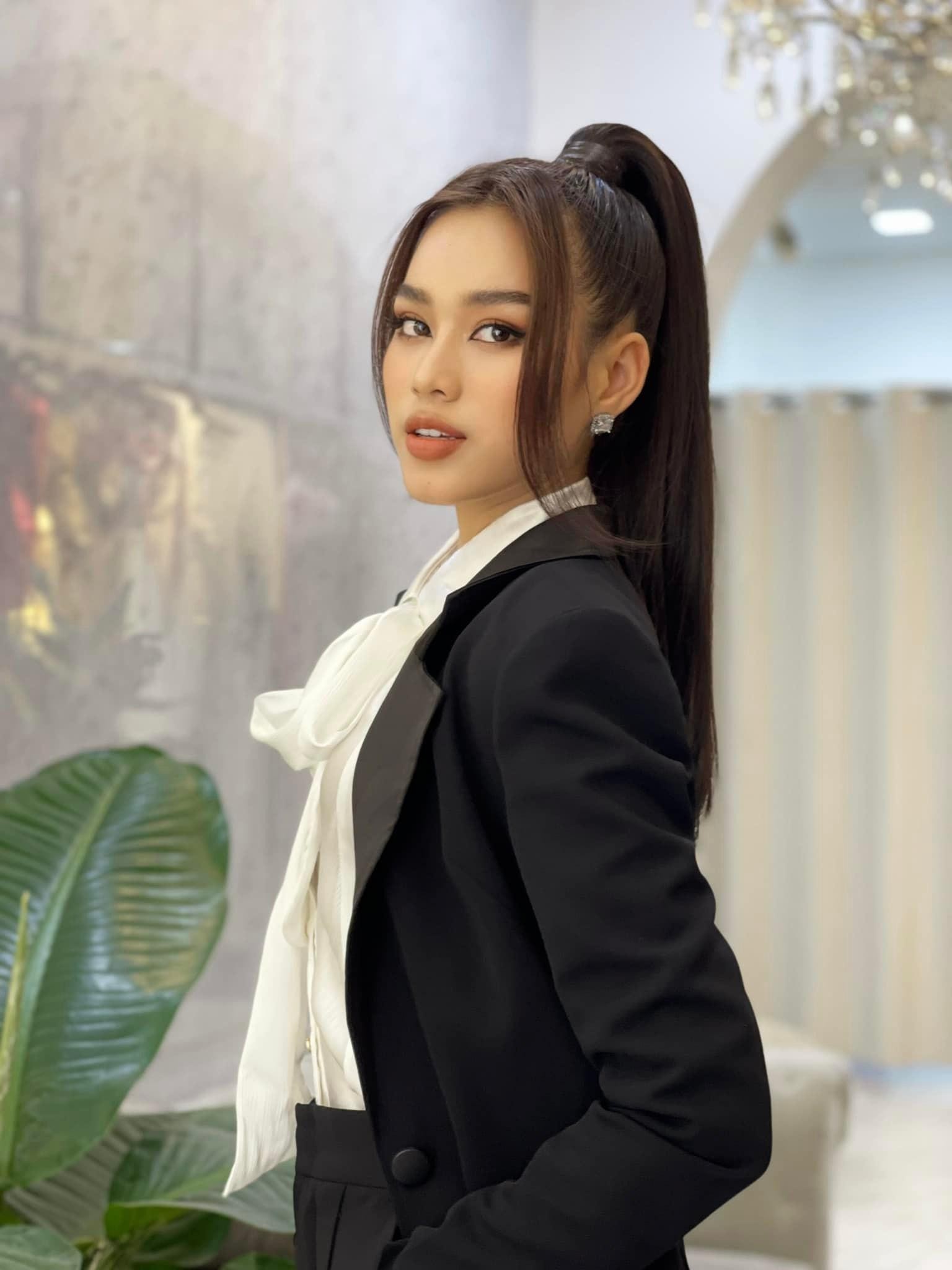 Mặc crop-top nóng bỏng, Đỗ Thị Hà catwalk 'sương sương' ở thang máy vẫn khiến fan đã mắt ảnh 2