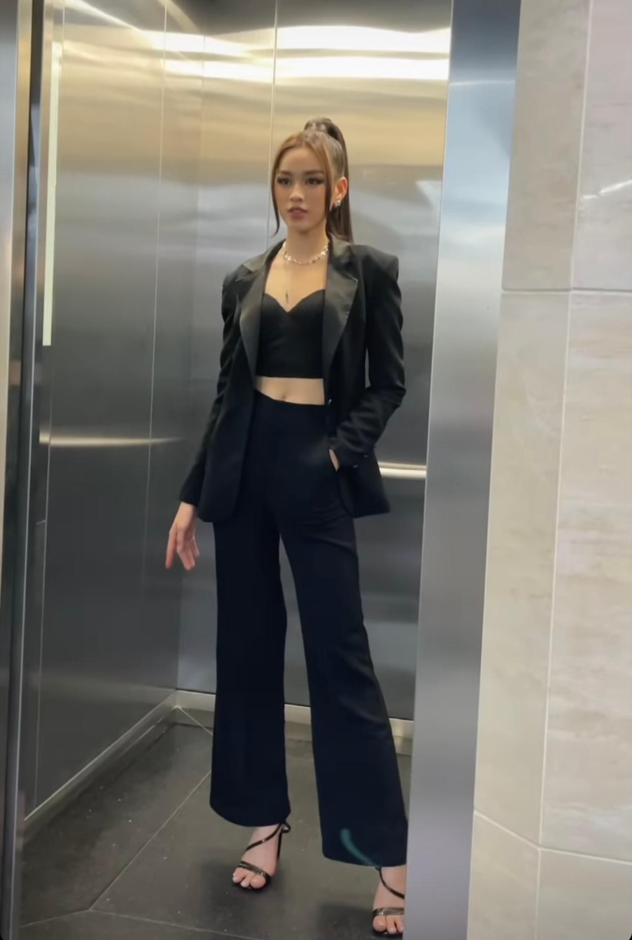 Mặc crop-top nóng bỏng, Đỗ Thị Hà catwalk 'sương sương' ở thang máy vẫn khiến fan đã mắt ảnh 4