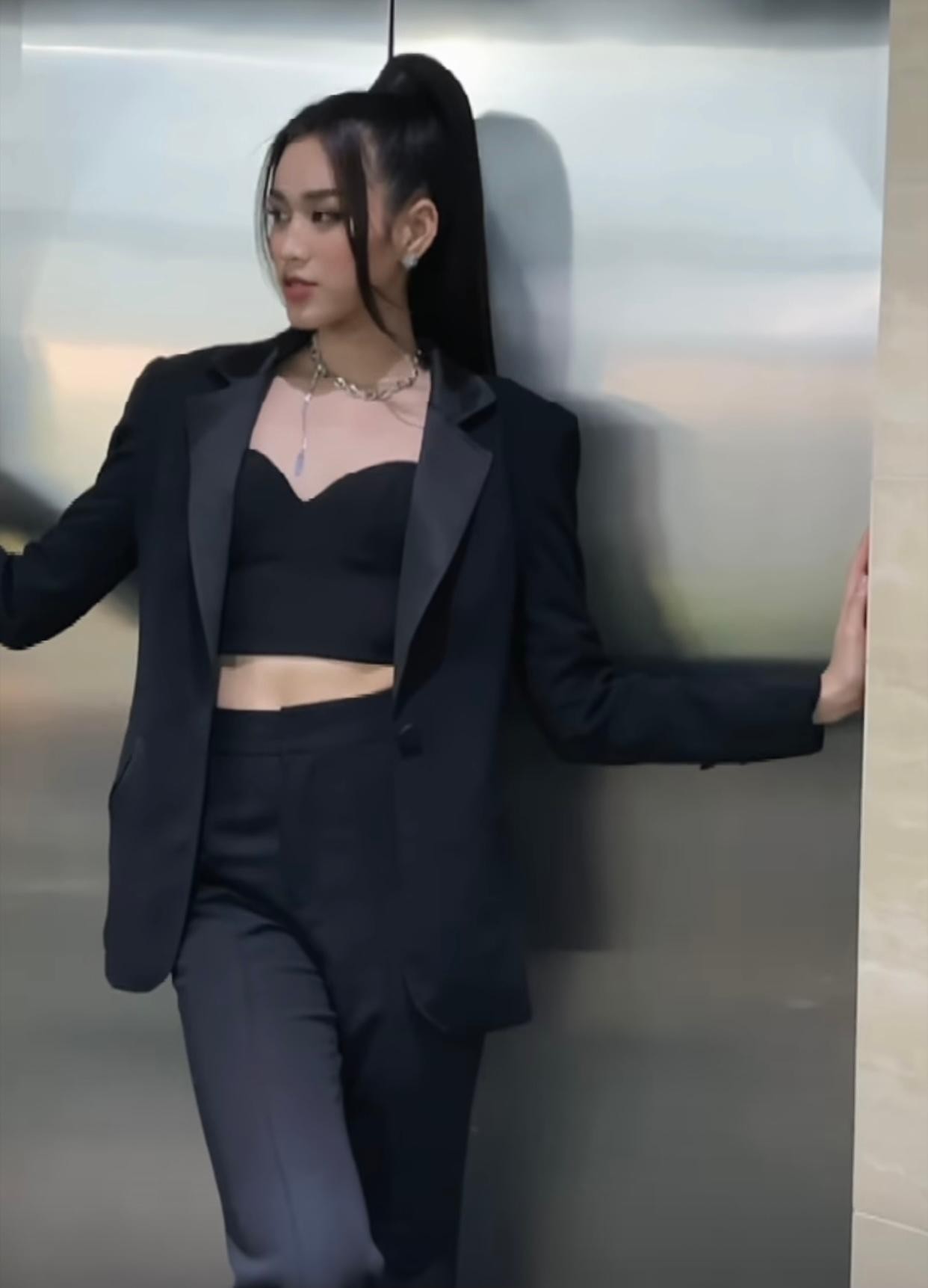 Mặc crop-top nóng bỏng, Đỗ Thị Hà catwalk 'sương sương' ở thang máy vẫn khiến fan đã mắt ảnh 3