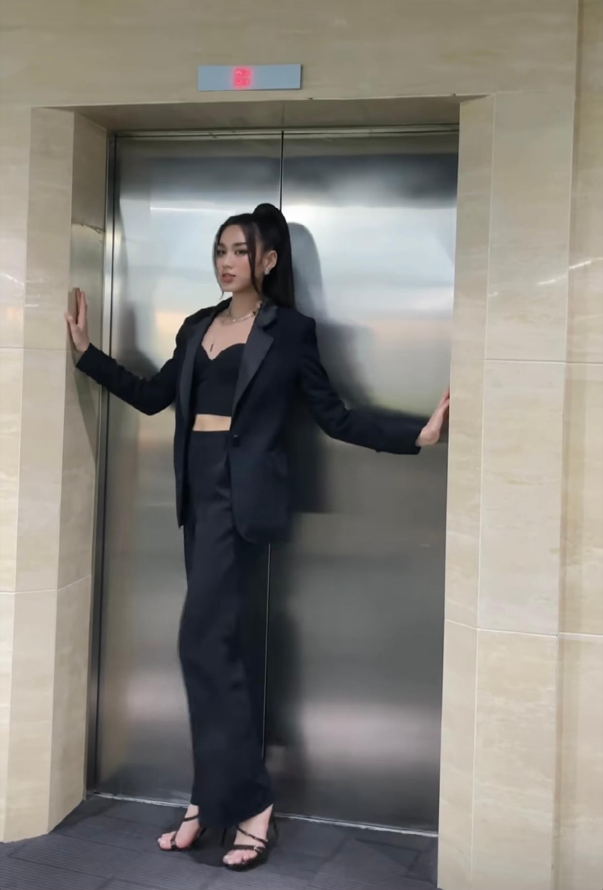 Mặc crop-top nóng bỏng, Đỗ Thị Hà catwalk 'sương sương' ở thang máy vẫn khiến fan đã mắt ảnh 5