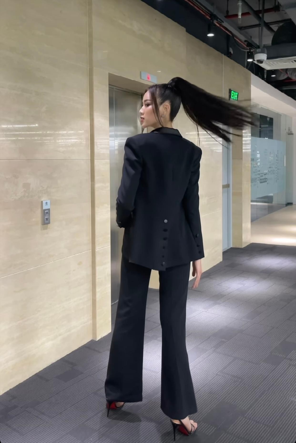 Mặc crop-top nóng bỏng, Đỗ Thị Hà catwalk 'sương sương' ở thang máy vẫn khiến fan đã mắt ảnh 6