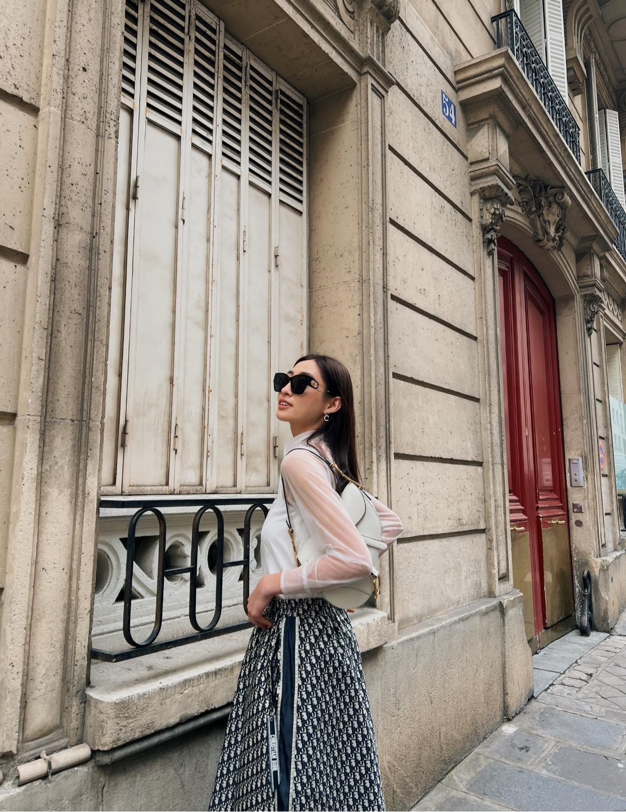 Á hậu Phương Anh diện mốt khoe áo ngực sexy, đọ dáng Lương Thuỳ Linh trên đường phố Paris ảnh 8
