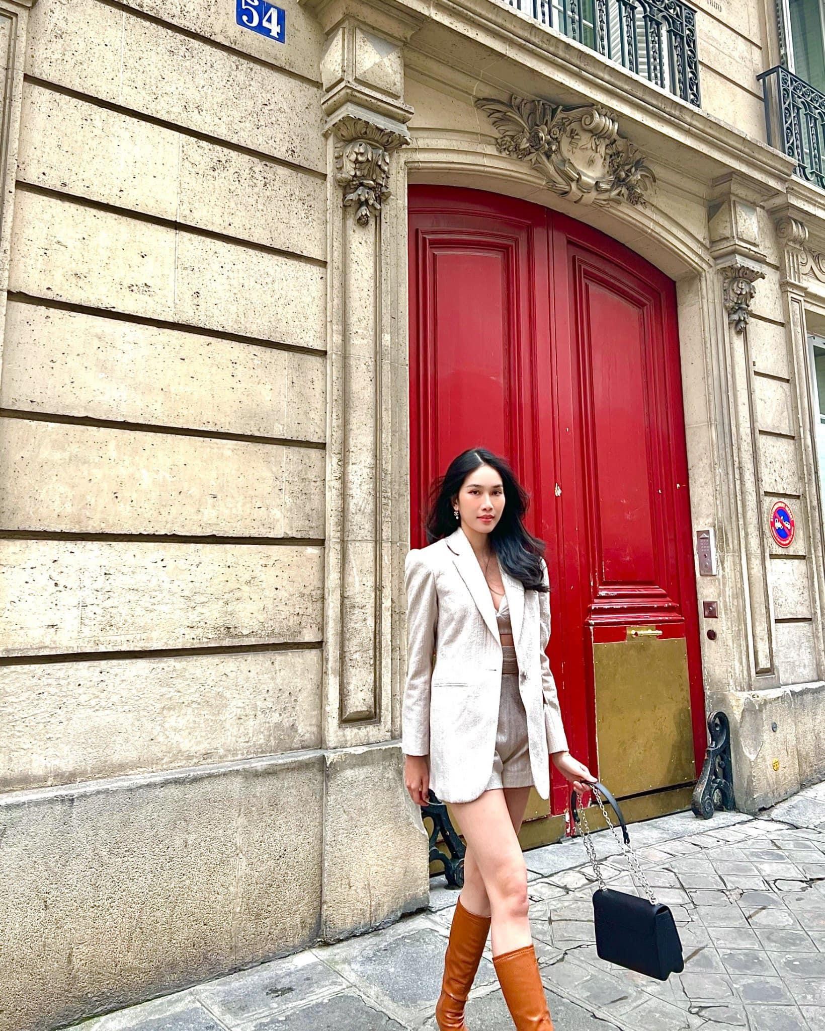 Á hậu Phương Anh diện mốt khoe áo ngực sexy, đọ dáng Lương Thuỳ Linh trên đường phố Paris ảnh 5