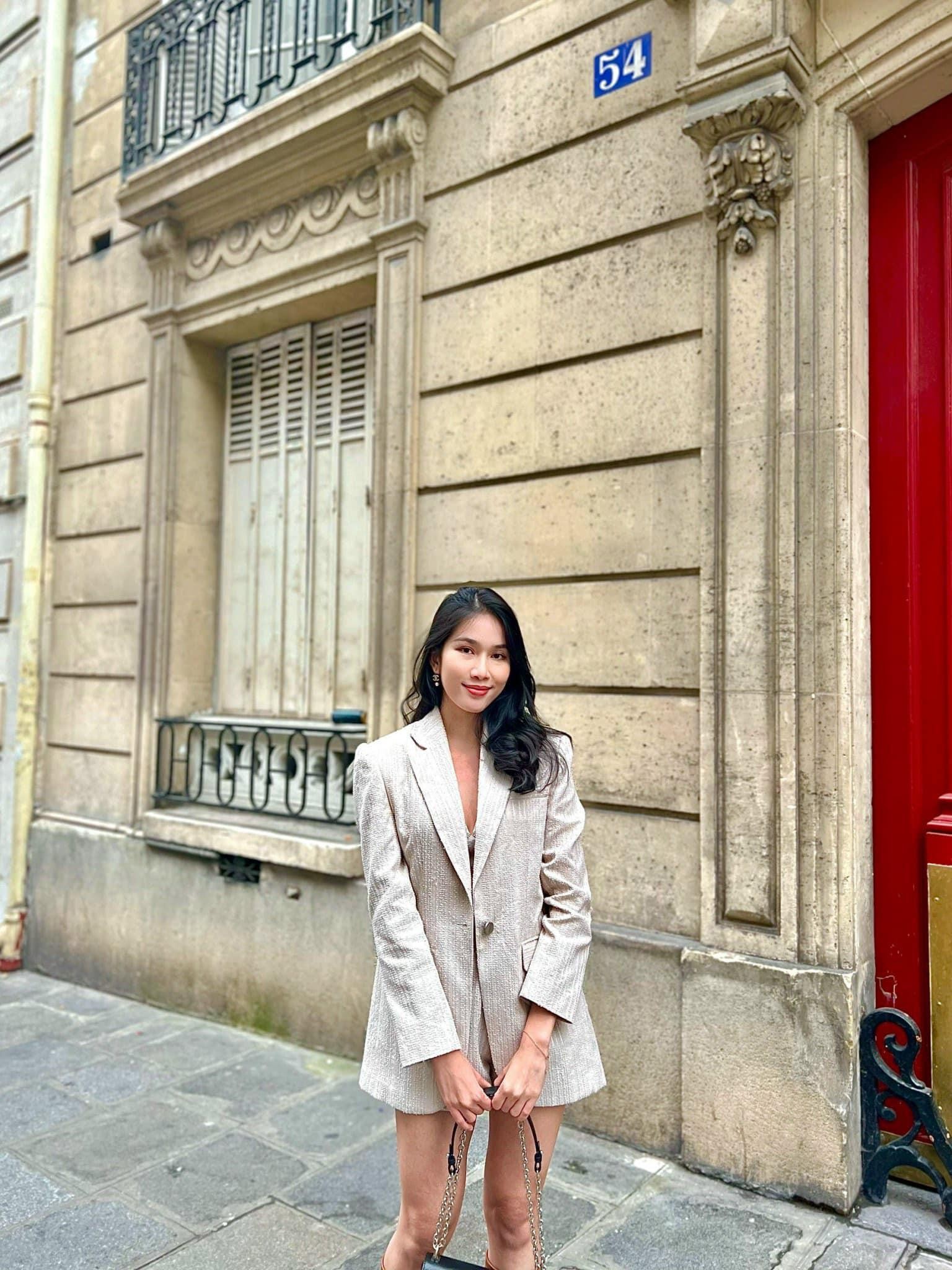 Á hậu Phương Anh diện mốt khoe áo ngực sexy, đọ dáng Lương Thuỳ Linh trên đường phố Paris ảnh 6
