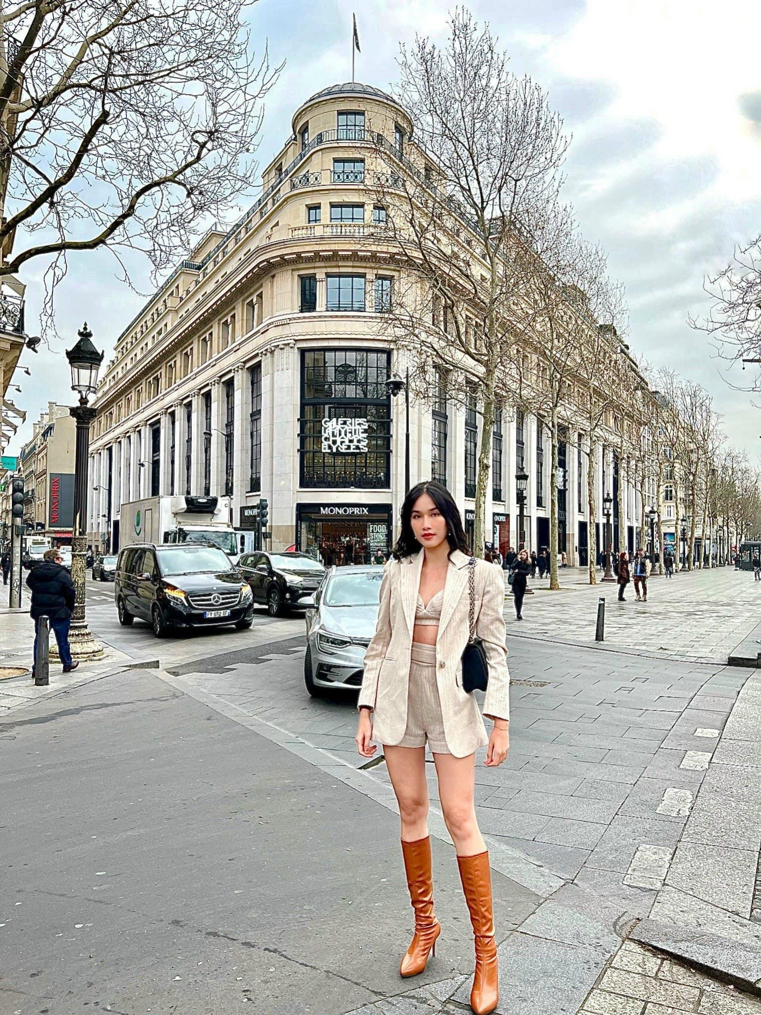 Á hậu Phương Anh diện mốt khoe áo ngực sexy, đọ dáng Lương Thuỳ Linh trên đường phố Paris ảnh 1