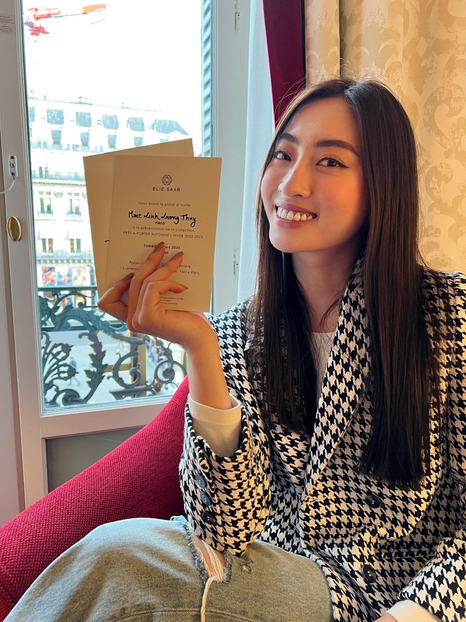 Á hậu Phương Anh diện mốt khoe áo ngực sexy, đọ dáng Lương Thuỳ Linh trên đường phố Paris ảnh 11