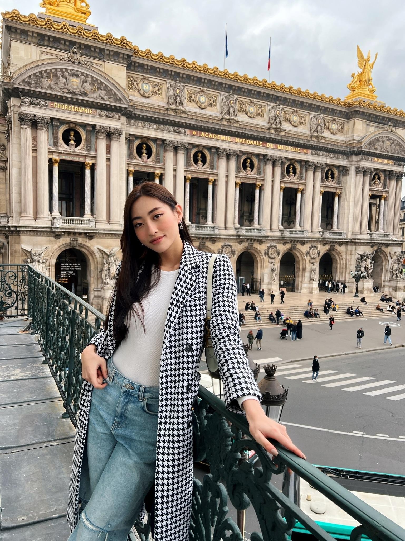 Lương Thuỳ Linh khoe chân dài 1m22 trên đường phố Pháp trước khi dự Paris Fashion Week ảnh 9