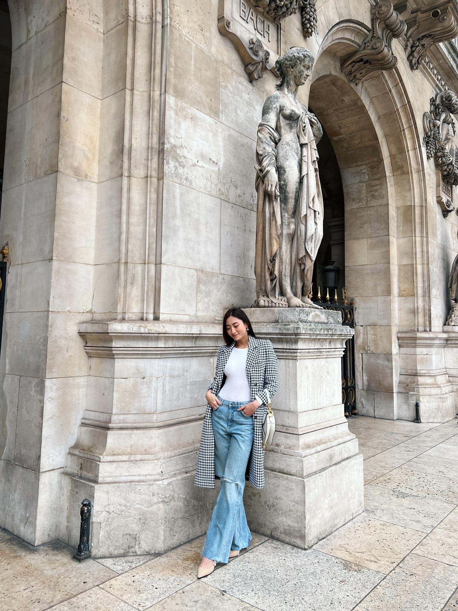 Lương Thuỳ Linh khoe chân dài 1m22 trên đường phố Pháp trước khi dự Paris Fashion Week ảnh 8