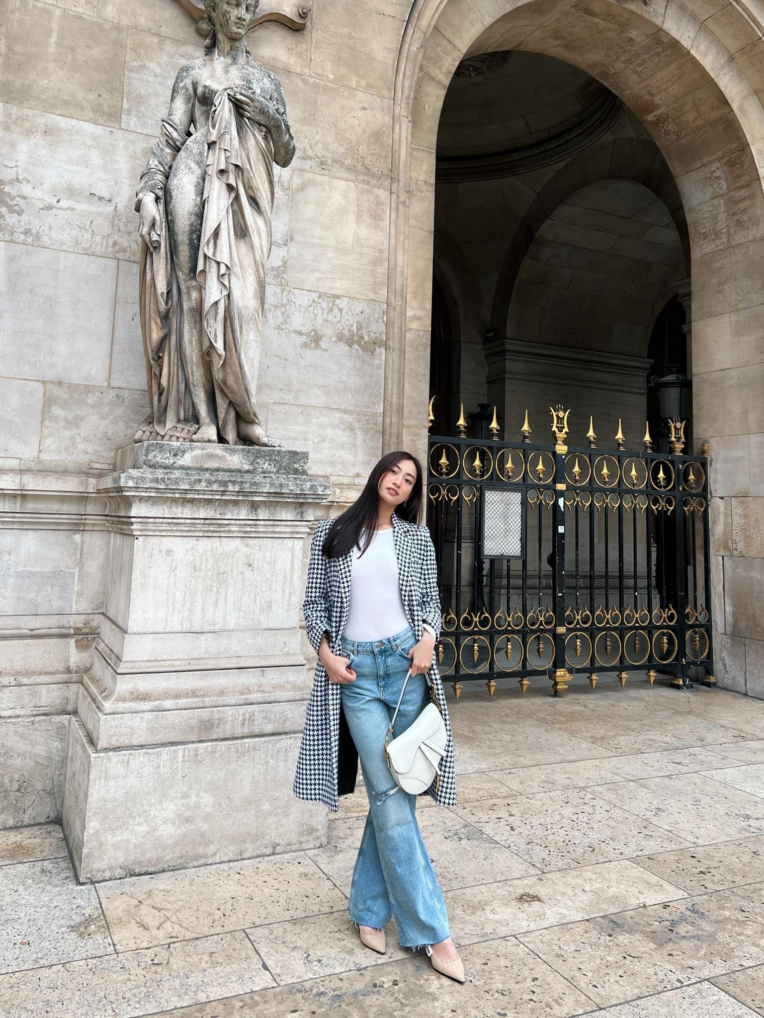 Lương Thuỳ Linh khoe chân dài 1m22 trên đường phố Pháp trước khi dự Paris Fashion Week ảnh 7