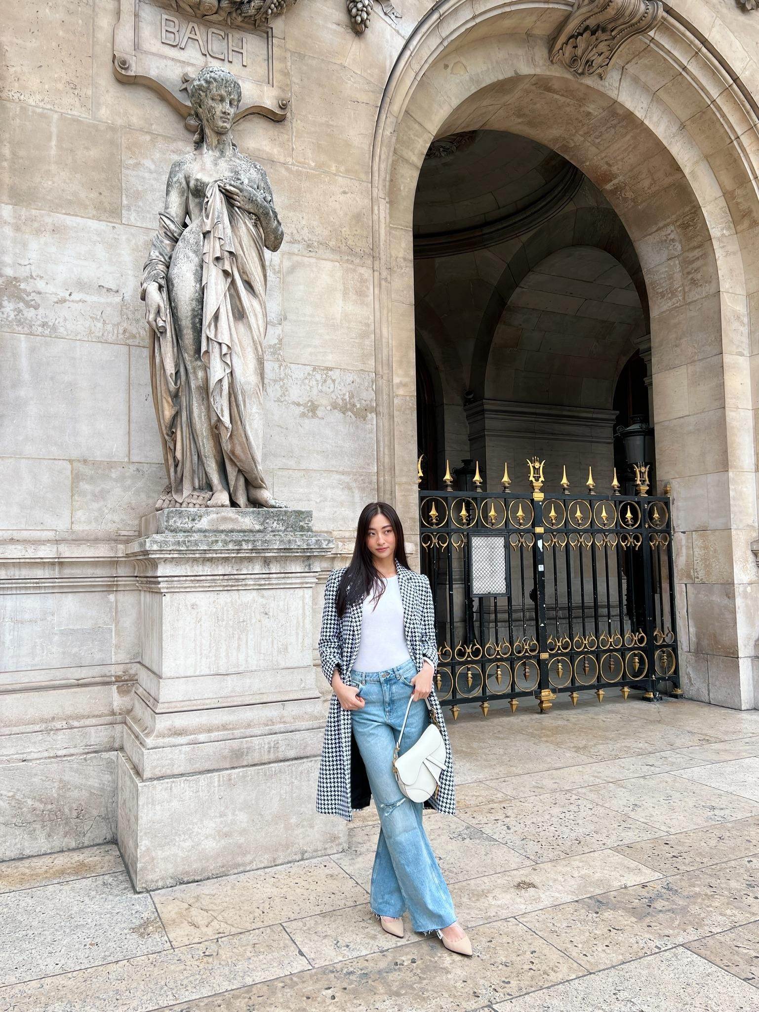 Lương Thuỳ Linh khoe chân dài 1m22 trên đường phố Pháp trước khi dự Paris Fashion Week ảnh 6