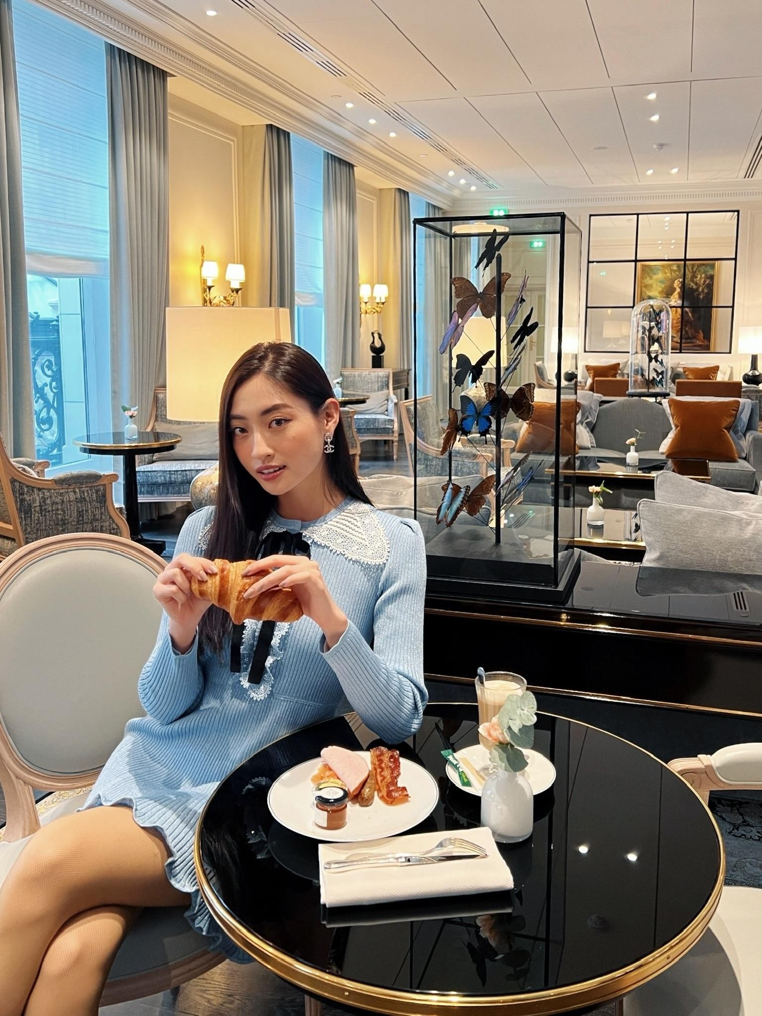 Lương Thuỳ Linh khoe chân dài 1m22 trên đường phố Pháp trước khi dự Paris Fashion Week ảnh 5