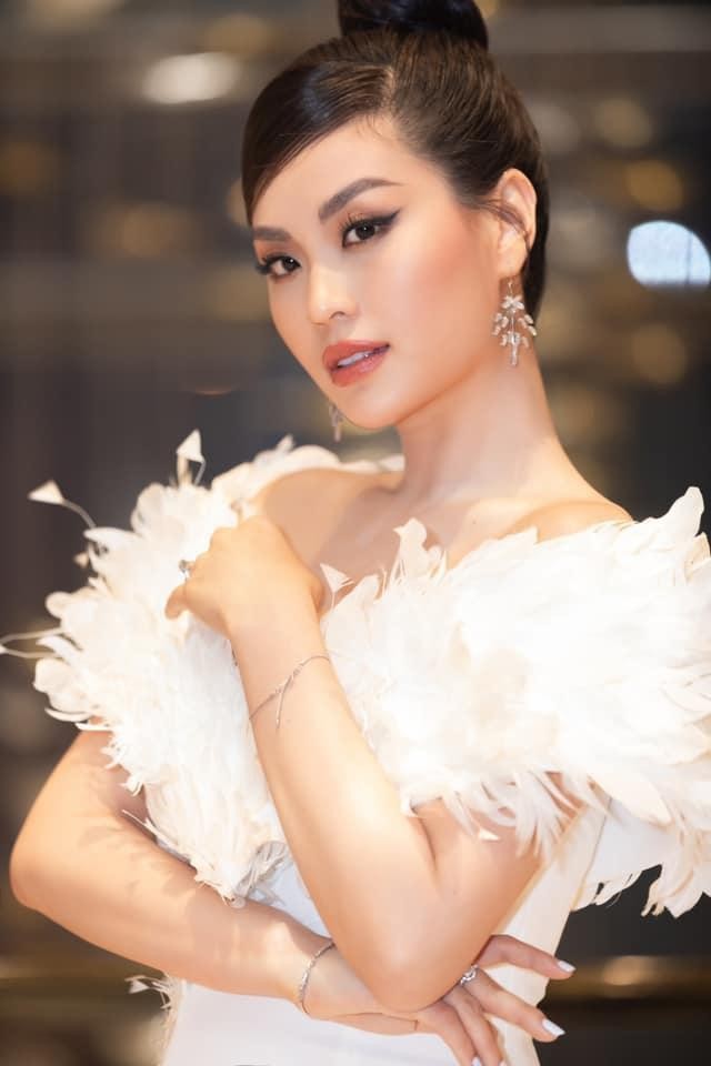 Đỗ Thị Hà, Đỗ Mỹ Linh và dàn hậu đẹp kiêu sa như 'nữ thần' khi cùng diện váy lông vũ ảnh 21
