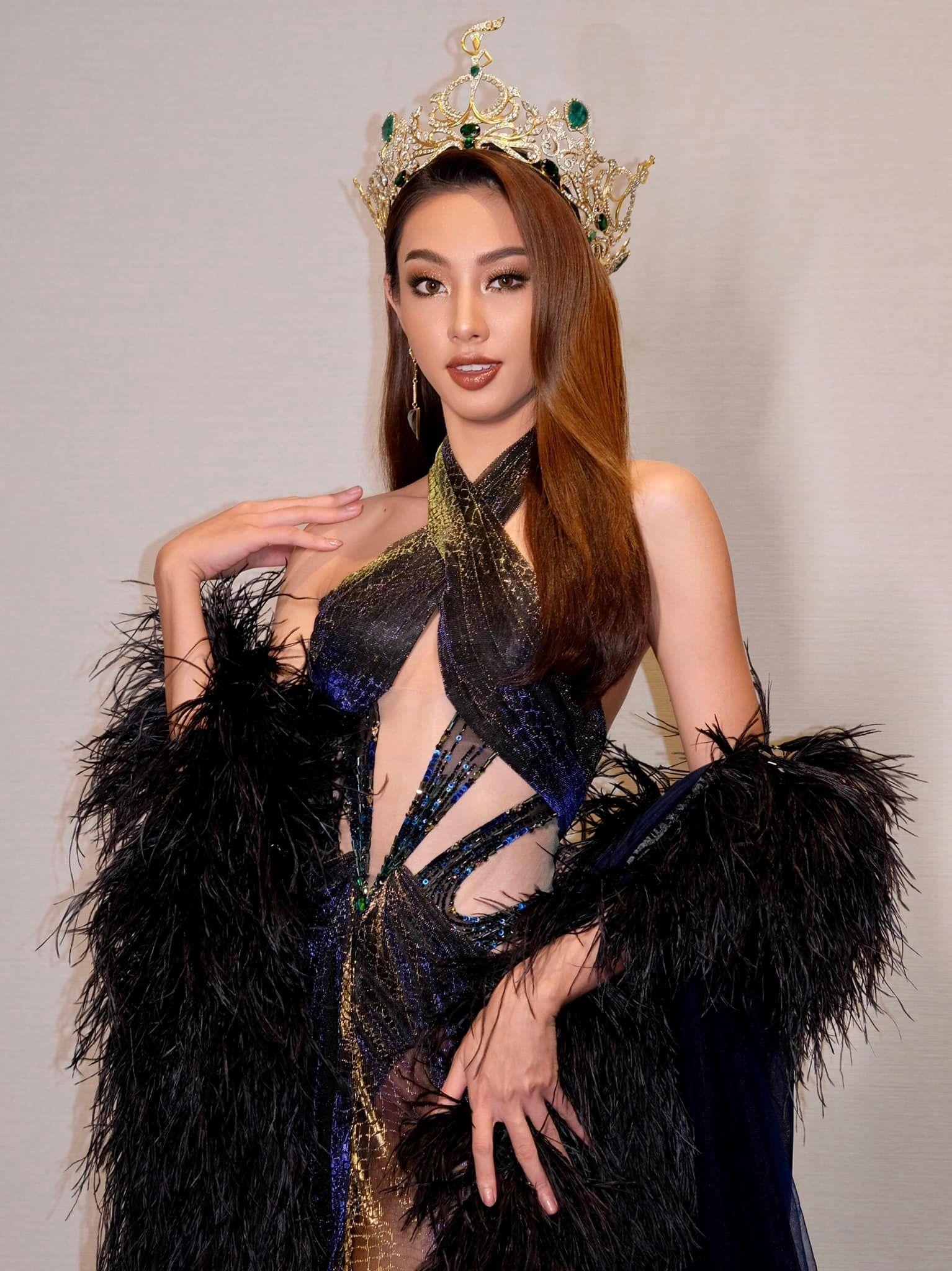 Đỗ Thị Hà, Đỗ Mỹ Linh và dàn hậu đẹp kiêu sa như 'nữ thần' khi cùng diện váy lông vũ ảnh 3