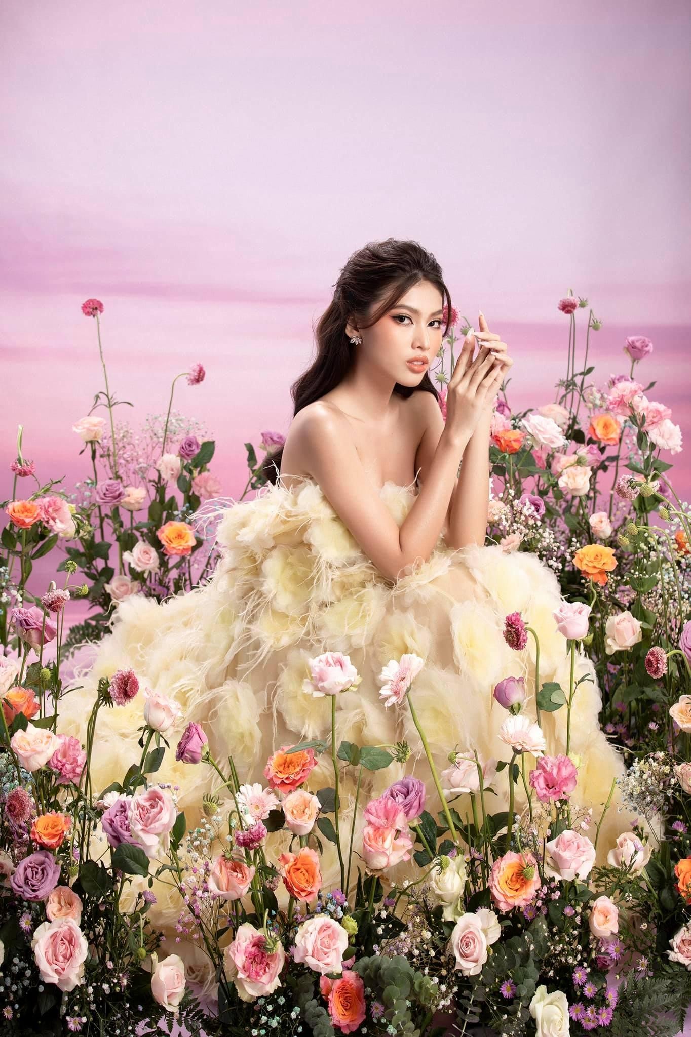 Đỗ Thị Hà, Đỗ Mỹ Linh và dàn hậu đẹp kiêu sa như 'nữ thần' khi cùng diện váy lông vũ ảnh 19
