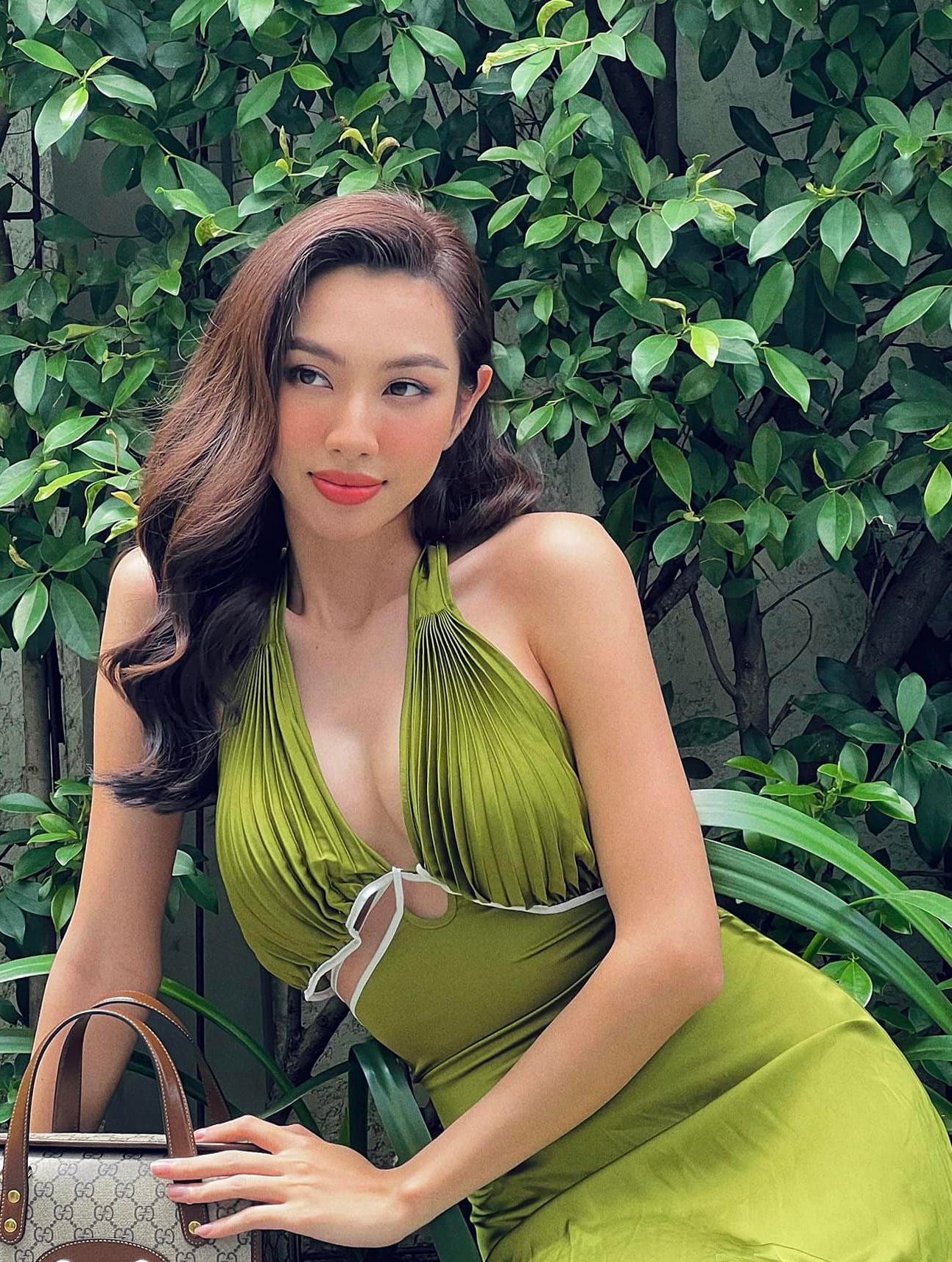 Thuỳ Tiên diện váy xẻ vòng 1 cực sexy, nhan sắc 'thăng hạng' trước khi đi tour Mỹ Latinh ảnh 1