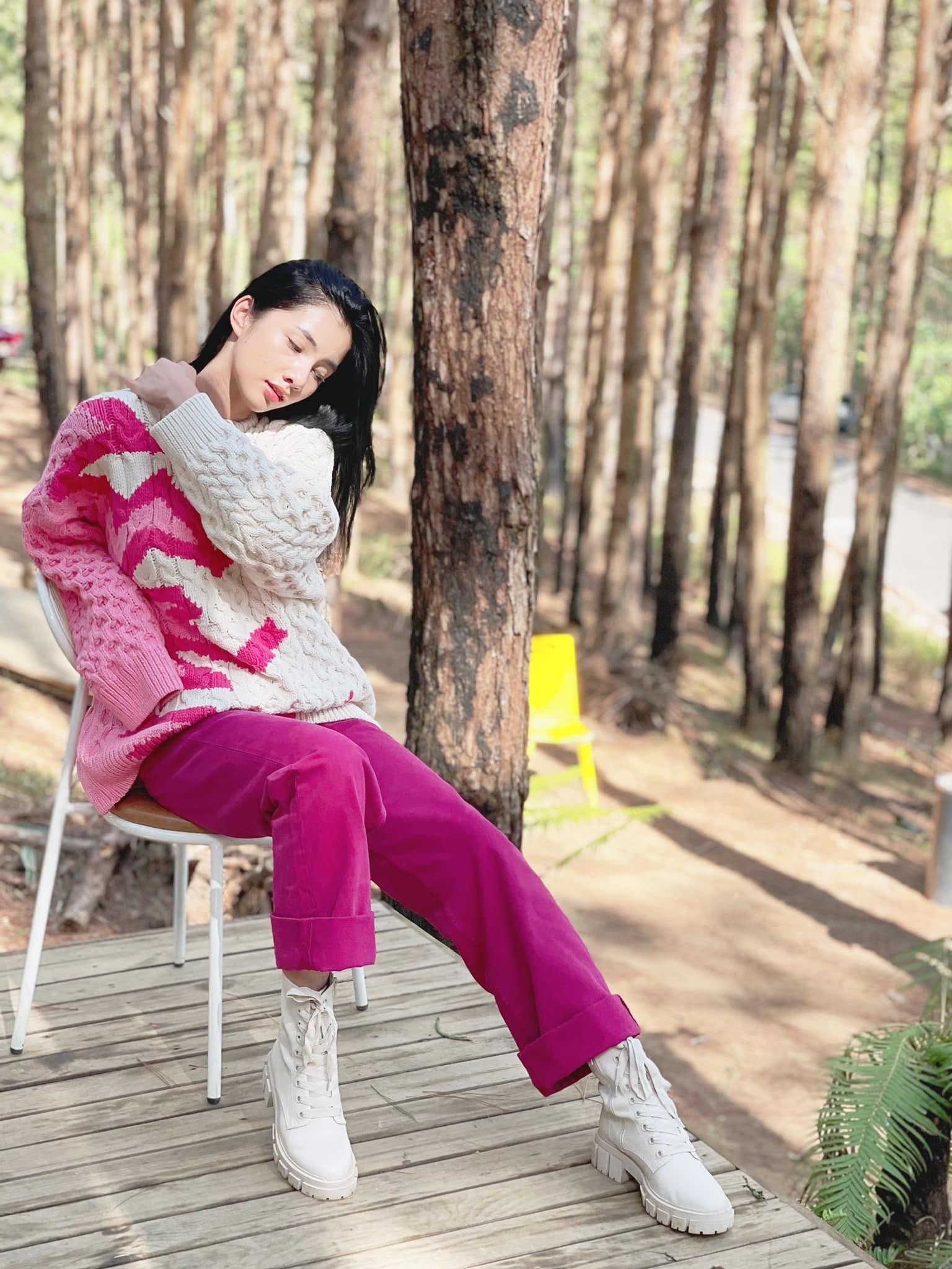 Thuỳ Tiên diện váy xẻ vòng 1 cực sexy, nhan sắc 'thăng hạng' trước khi đi tour Mỹ Latinh ảnh 9