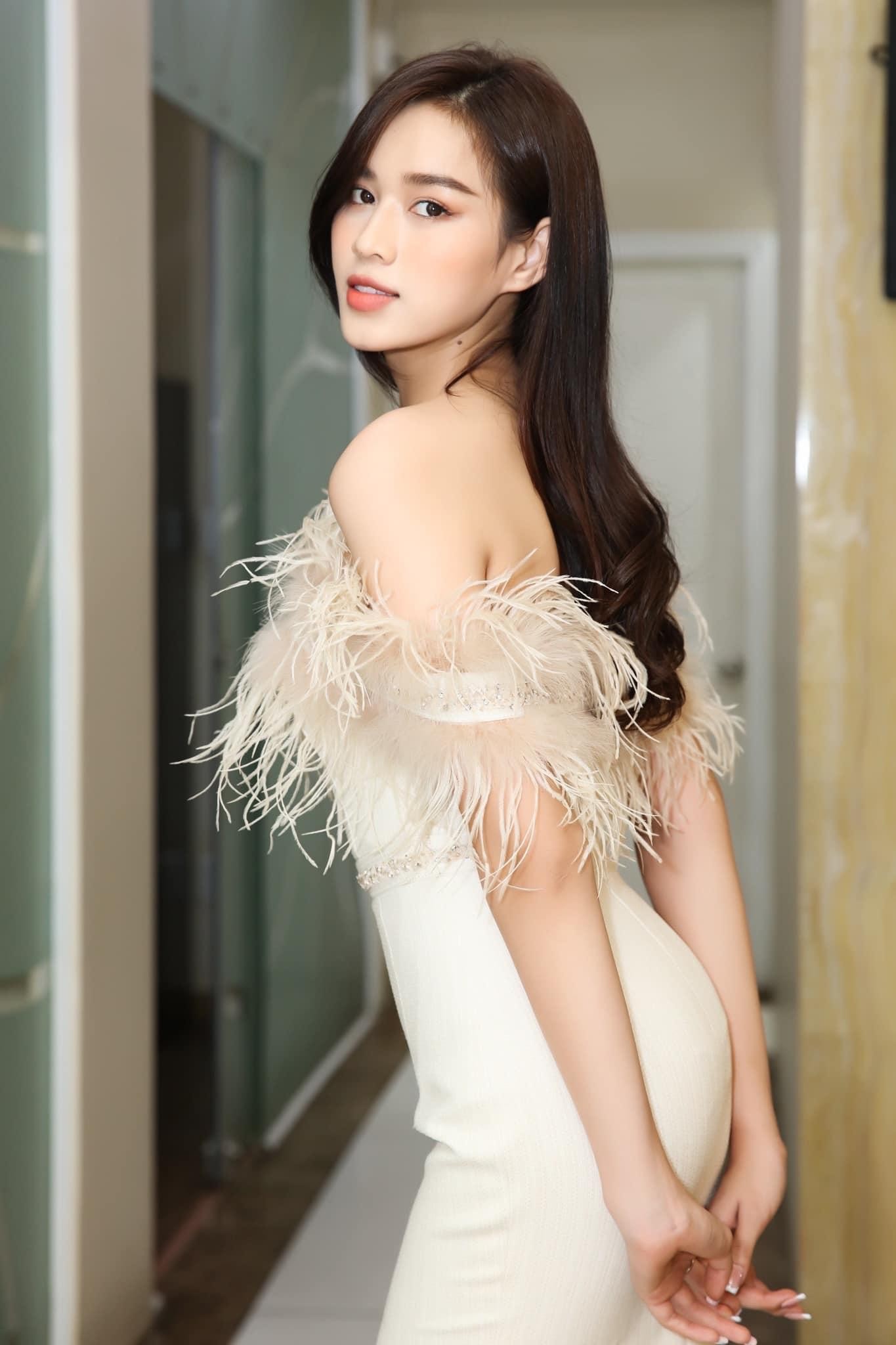 Đỗ Thị Hà, Đỗ Mỹ Linh và dàn hậu đẹp kiêu sa như 'nữ thần' khi cùng diện váy lông vũ ảnh 2