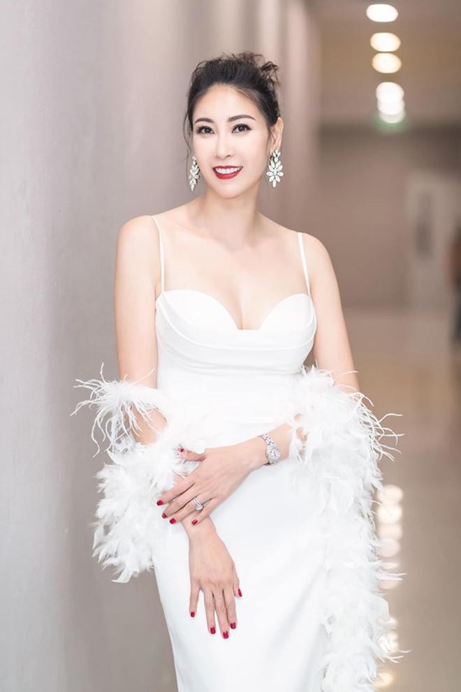 Đỗ Thị Hà, Đỗ Mỹ Linh và dàn hậu đẹp kiêu sa như 'nữ thần' khi cùng diện váy lông vũ ảnh 7
