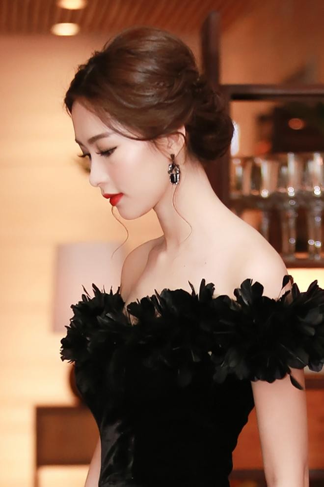 Đỗ Thị Hà, Đỗ Mỹ Linh và dàn hậu đẹp kiêu sa như 'nữ thần' khi cùng diện váy lông vũ ảnh 9