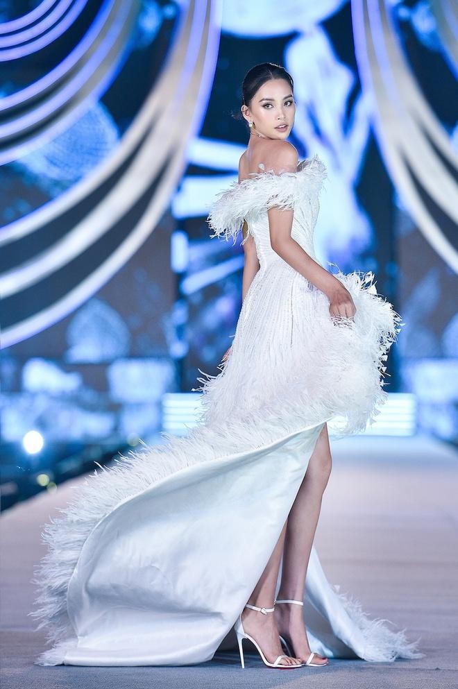 Đỗ Thị Hà, Đỗ Mỹ Linh và dàn hậu đẹp kiêu sa như 'nữ thần' khi cùng diện váy lông vũ ảnh 13