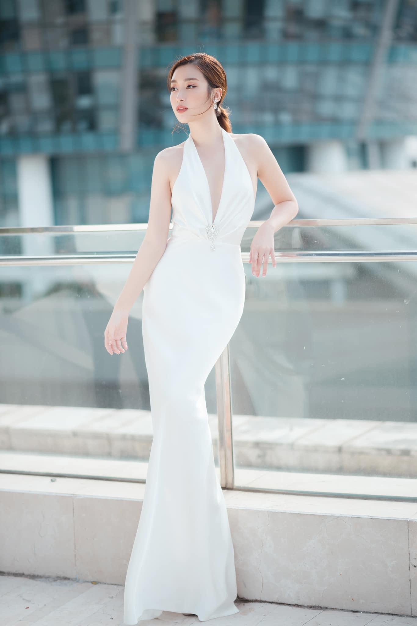 Đỗ Mỹ Linh diện váy trắng xẻ vòng một táo bạo, khoe trọn lưng trần nóng bỏng ảnh 3