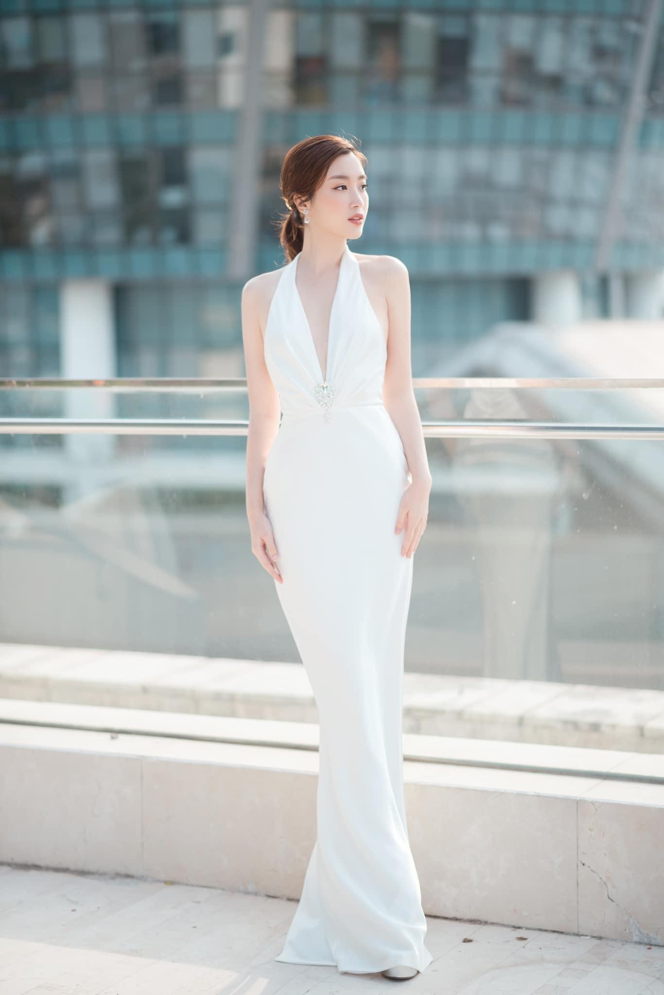 Đỗ Mỹ Linh diện váy trắng xẻ vòng một táo bạo, khoe trọn lưng trần nóng bỏng ảnh 2