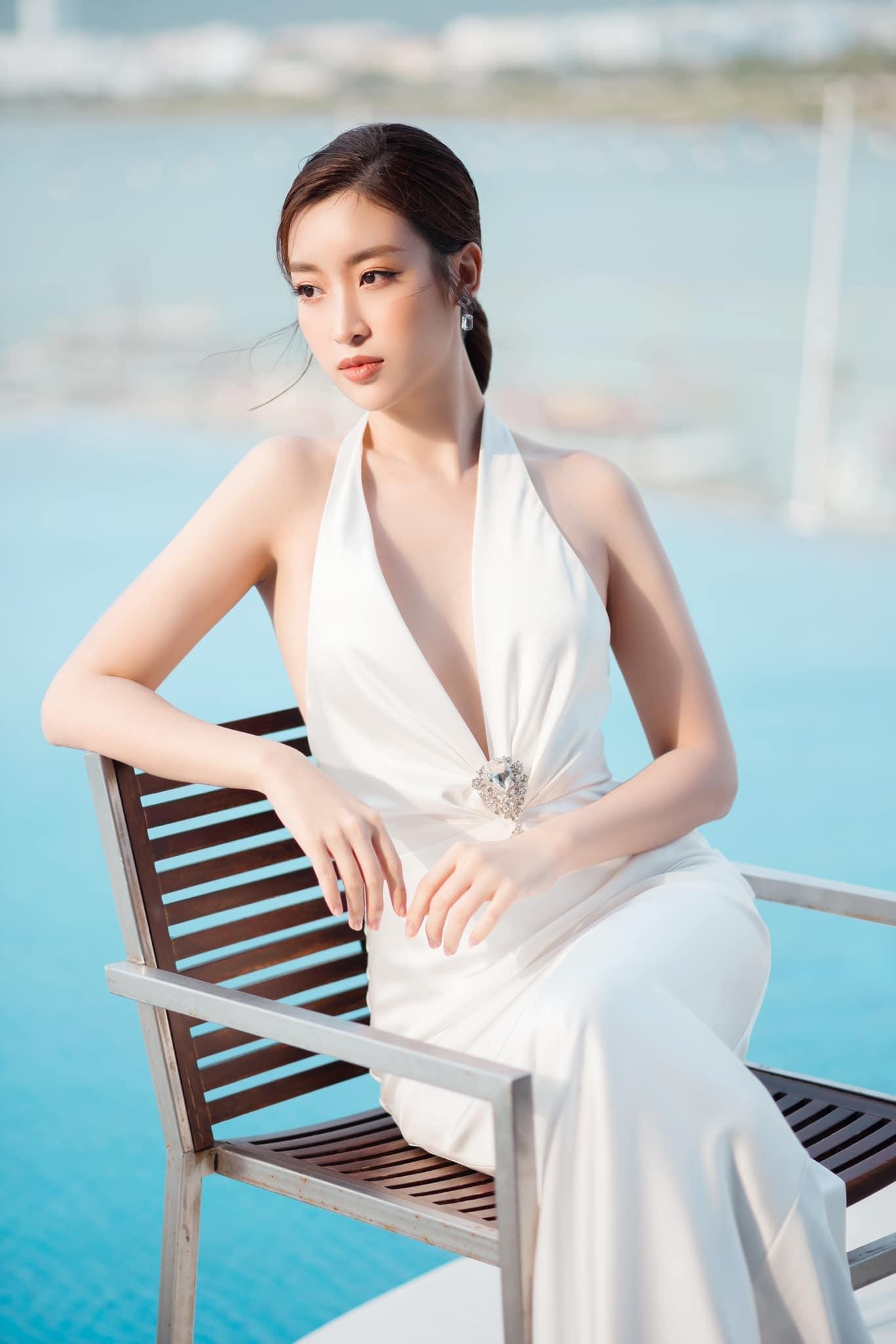 Đỗ Mỹ Linh diện váy trắng xẻ vòng một táo bạo, khoe trọn lưng trần nóng bỏng ảnh 6