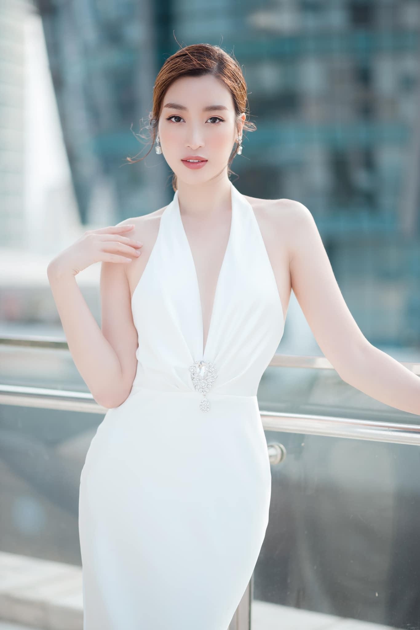 Đỗ Mỹ Linh diện váy trắng xẻ vòng một táo bạo, khoe trọn lưng trần nóng bỏng ảnh 1