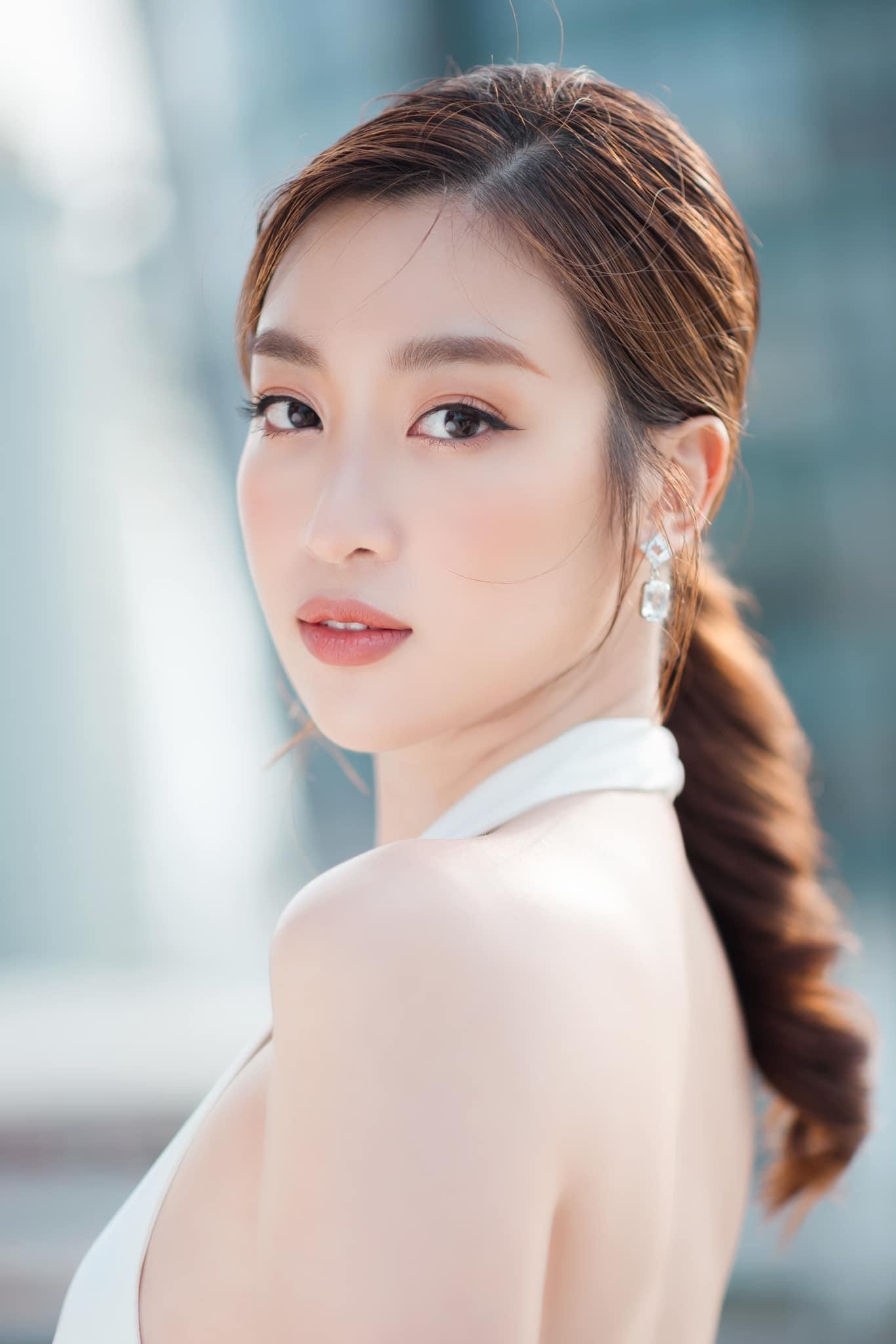 Đỗ Mỹ Linh diện váy trắng xẻ vòng một táo bạo, khoe trọn lưng trần nóng bỏng ảnh 7
