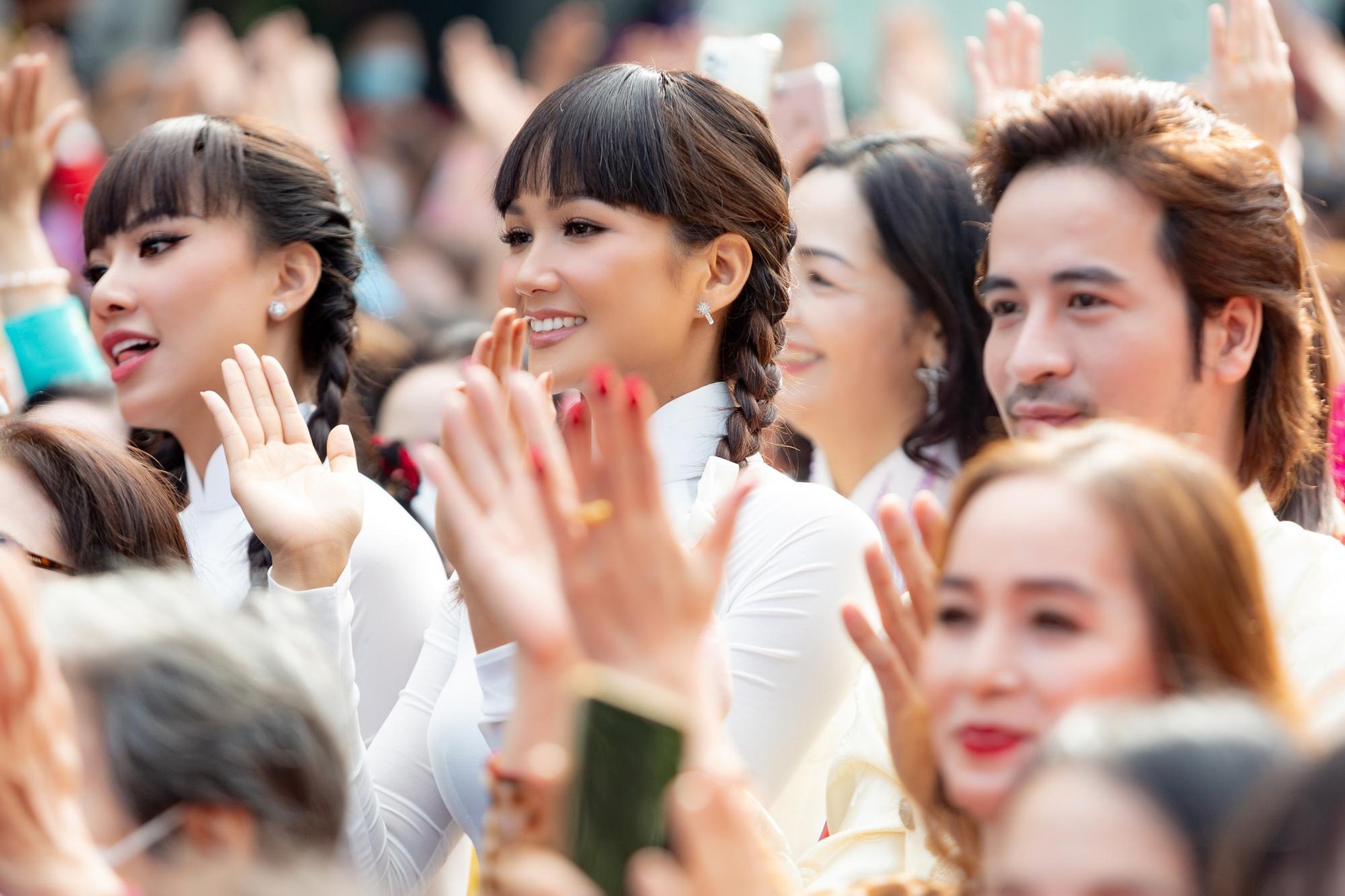 Cùng mặc áo dài trắng và tết tóc 2 bên, fan ngỡ H'Hen Niê và Kim Duyên là chị em sinh đôi! ảnh 6