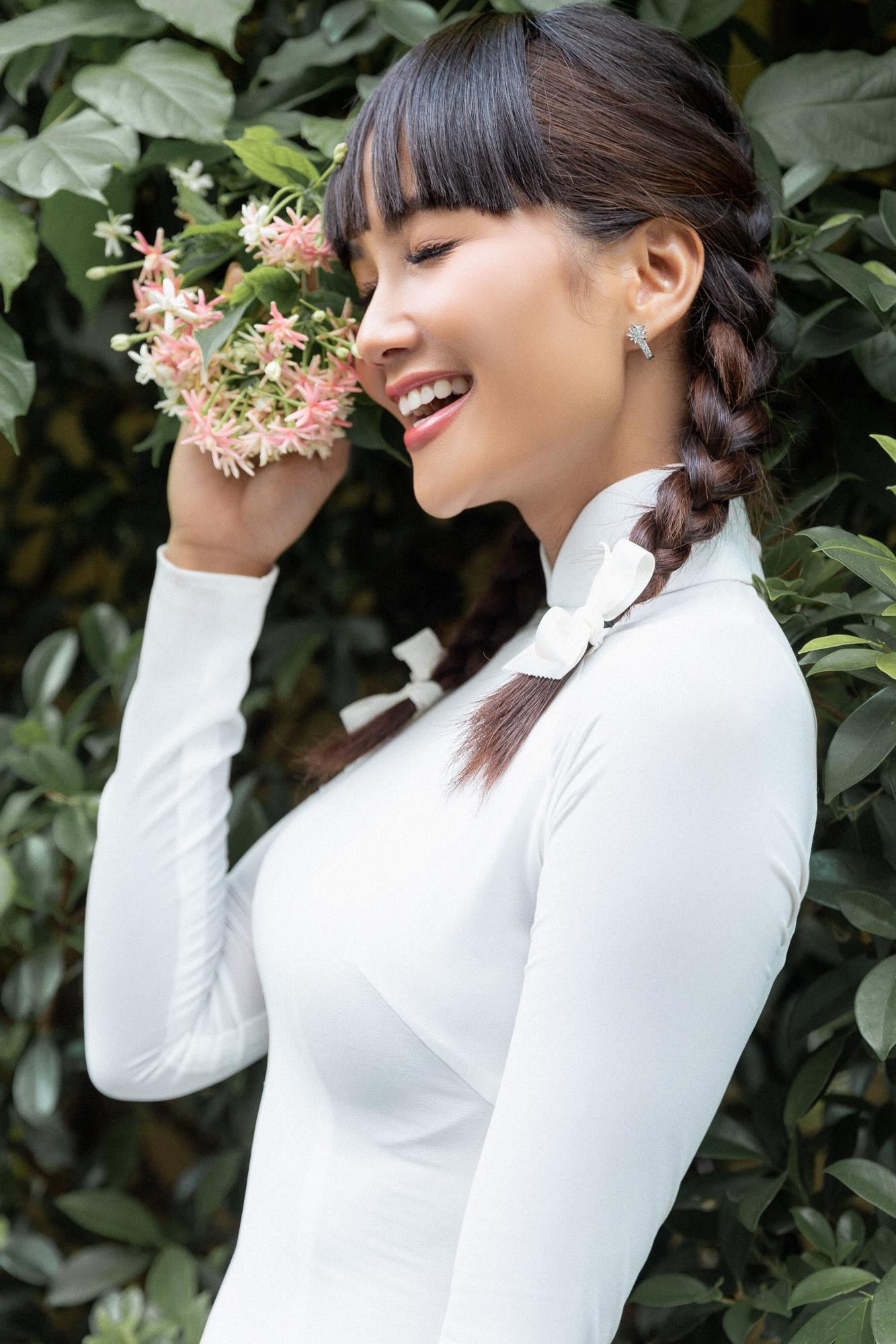 Cùng mặc áo dài trắng và tết tóc 2 bên, fan ngỡ H'Hen Niê và Kim Duyên là chị em sinh đôi! ảnh 10