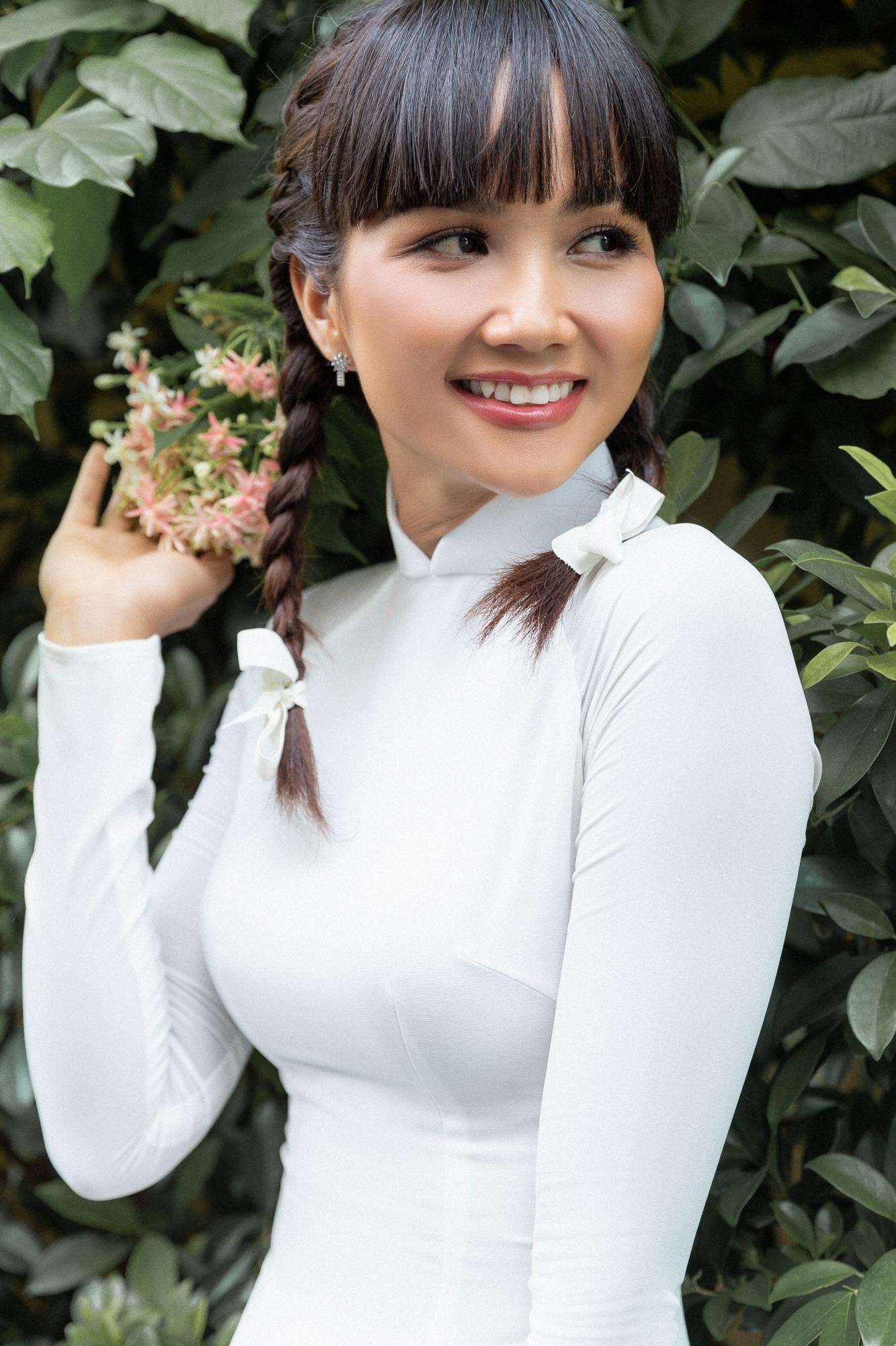 Cùng mặc áo dài trắng và tết tóc 2 bên, fan ngỡ H'Hen Niê và Kim Duyên là chị em sinh đôi! ảnh 11