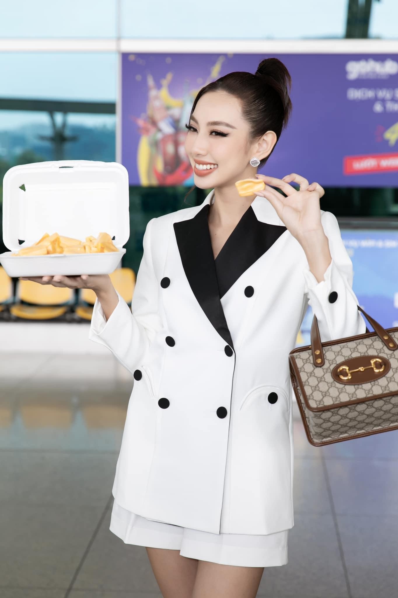 Đỗ Thị Hà diện cả 'cây' đen vẫn gợi cảm, người đẹp Ngọc Nữ khoe vai trần sexy đón tuổi mới ảnh 14