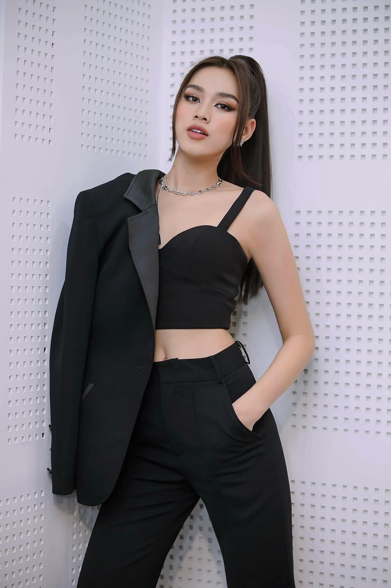 Đỗ Thị Hà diện cả 'cây' đen vẫn gợi cảm, người đẹp Ngọc Nữ khoe vai trần sexy đón tuổi mới ảnh 1