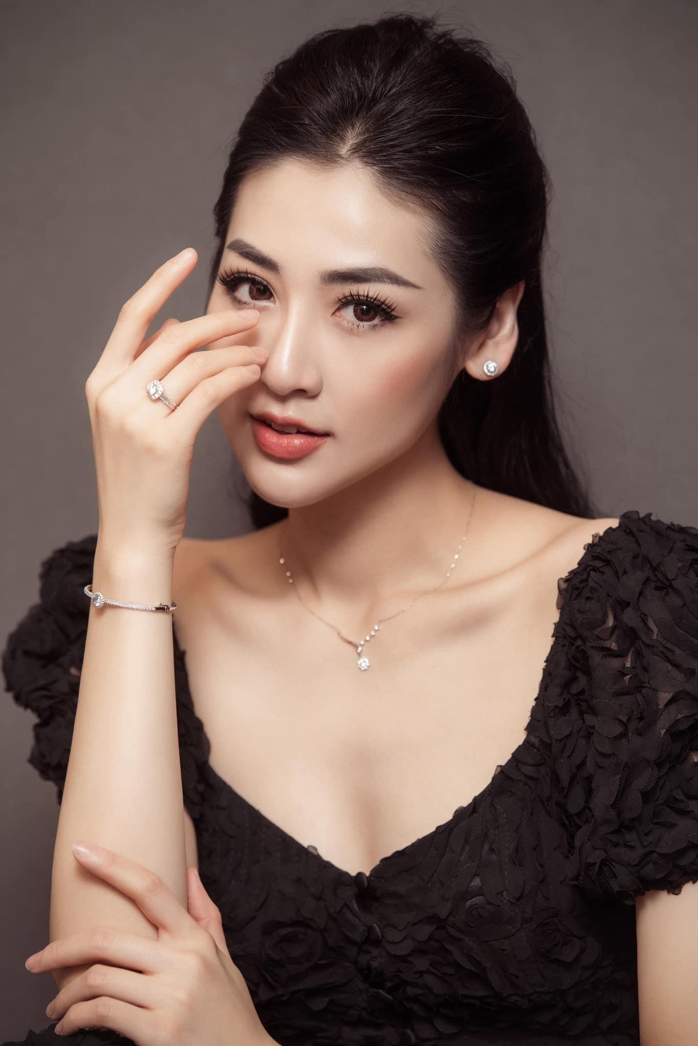 Đỗ Thị Hà diện cả 'cây' đen vẫn gợi cảm, người đẹp Ngọc Nữ khoe vai trần sexy đón tuổi mới ảnh 7