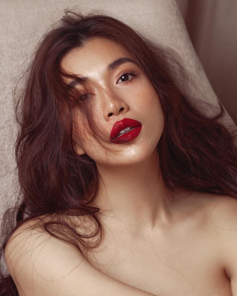 Đỗ Thị Hà diện cả 'cây' đen vẫn gợi cảm, người đẹp Ngọc Nữ khoe vai trần sexy đón tuổi mới ảnh 8