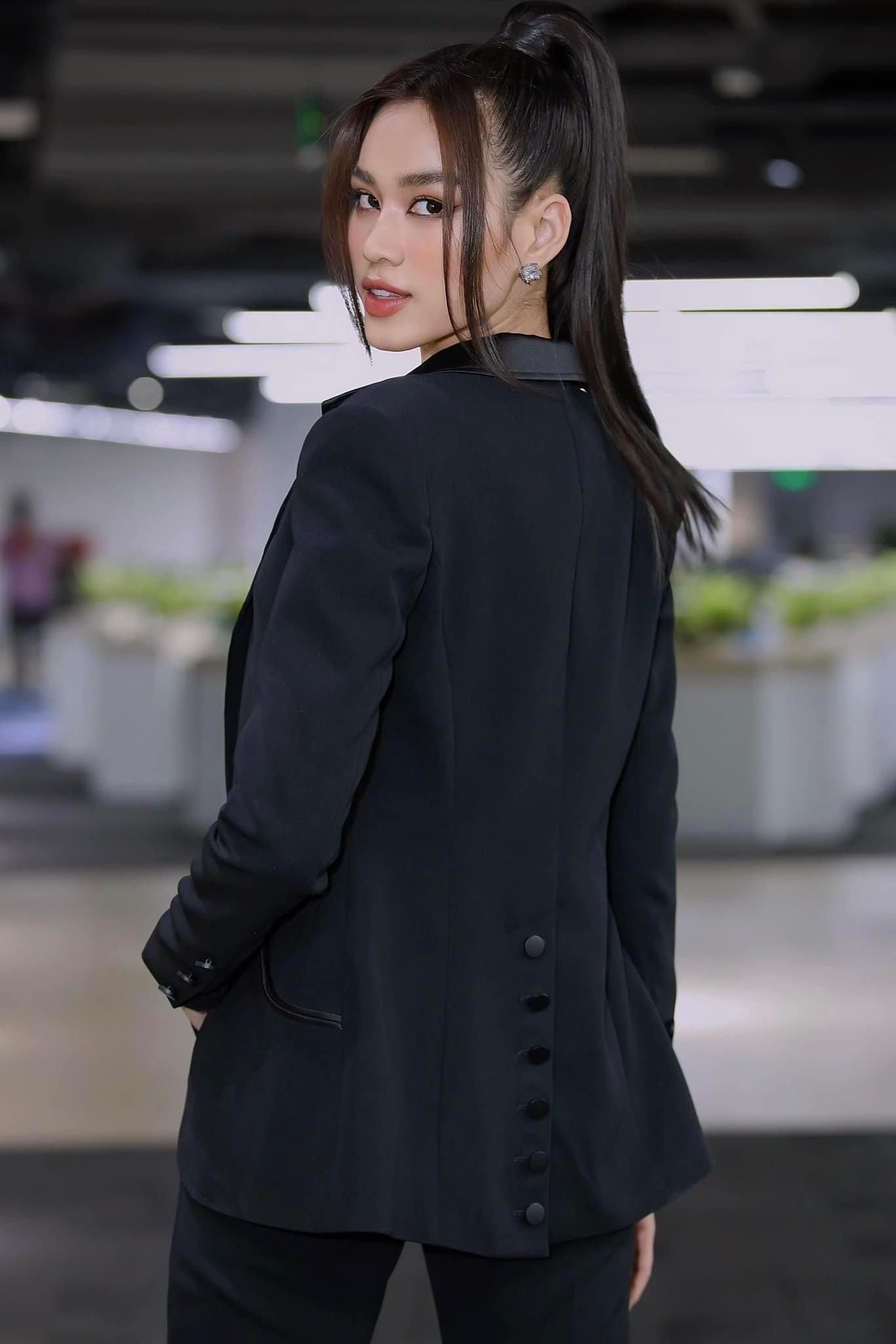 Đỗ Thị Hà diện cả 'cây' đen vẫn gợi cảm, người đẹp Ngọc Nữ khoe vai trần sexy đón tuổi mới ảnh 2