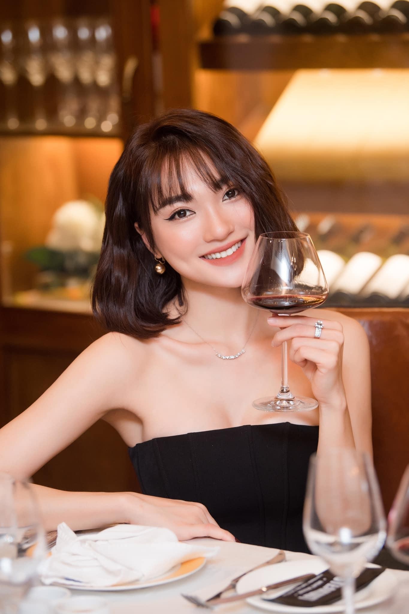 Đỗ Thị Hà diện cả 'cây' đen vẫn gợi cảm, người đẹp Ngọc Nữ khoe vai trần sexy đón tuổi mới ảnh 4