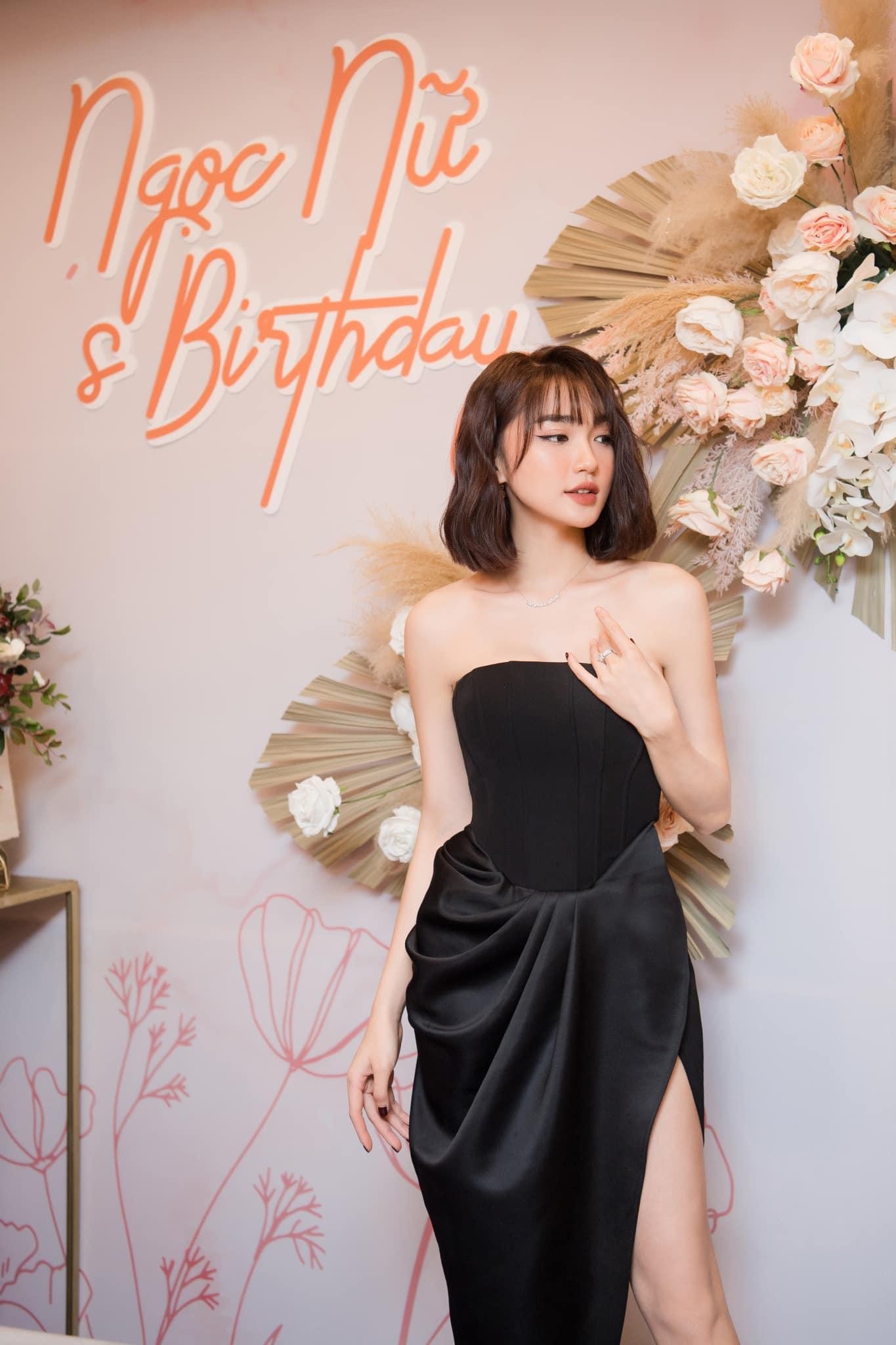 Đỗ Thị Hà diện cả 'cây' đen vẫn gợi cảm, người đẹp Ngọc Nữ khoe vai trần sexy đón tuổi mới ảnh 3
