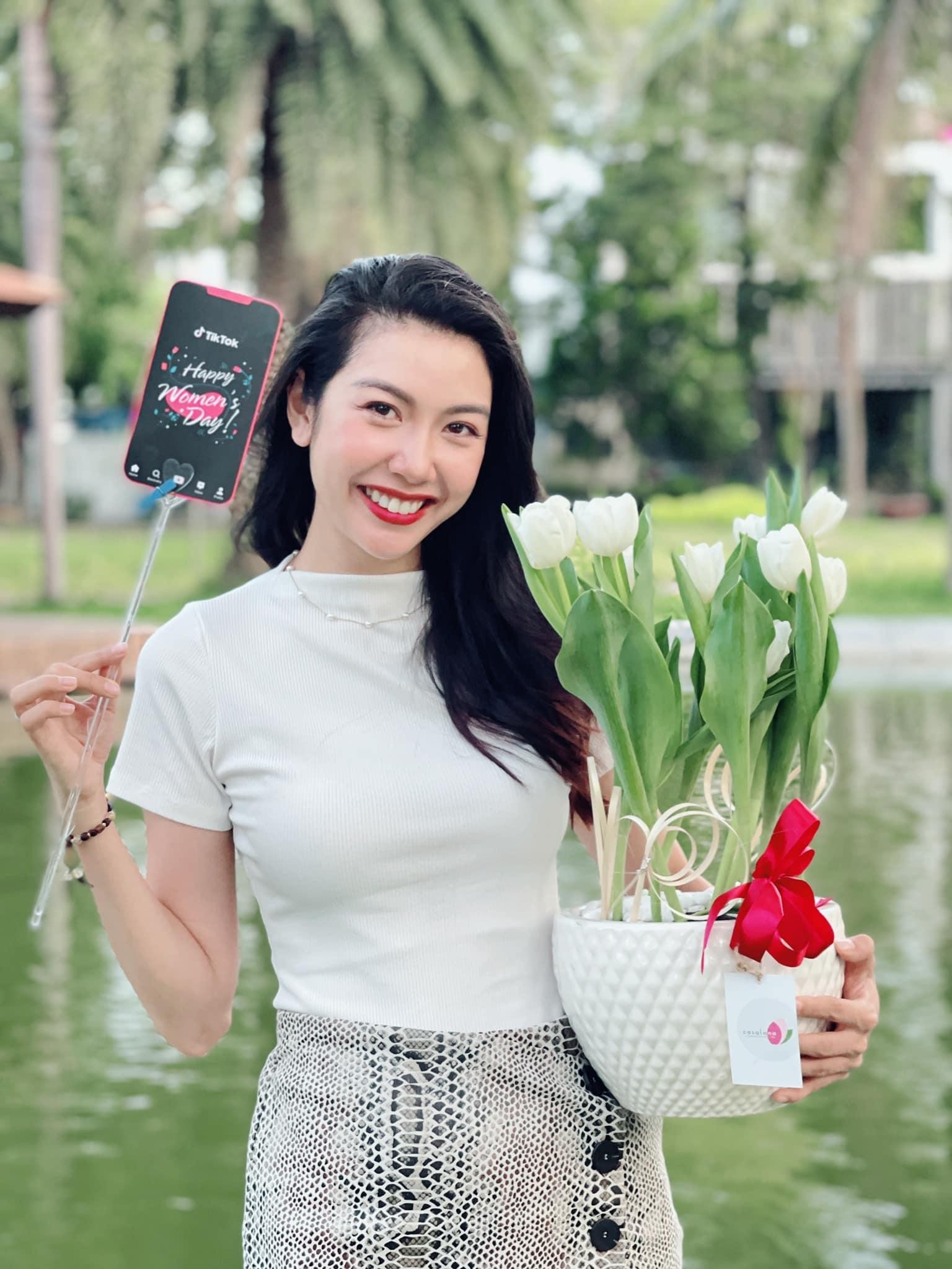 Đỗ Thị Hà diện cả 'cây' đen vẫn gợi cảm, người đẹp Ngọc Nữ khoe vai trần sexy đón tuổi mới ảnh 12