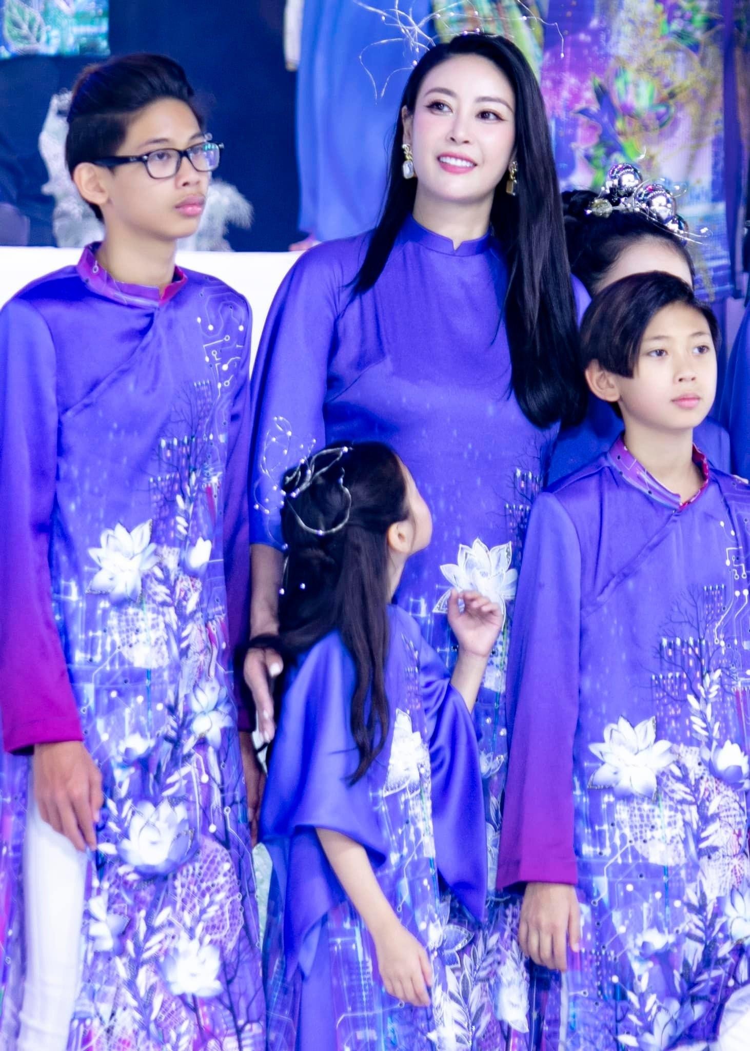 Đỗ Thị Hà diện cả 'cây' đen vẫn gợi cảm, người đẹp Ngọc Nữ khoe vai trần sexy đón tuổi mới ảnh 11
