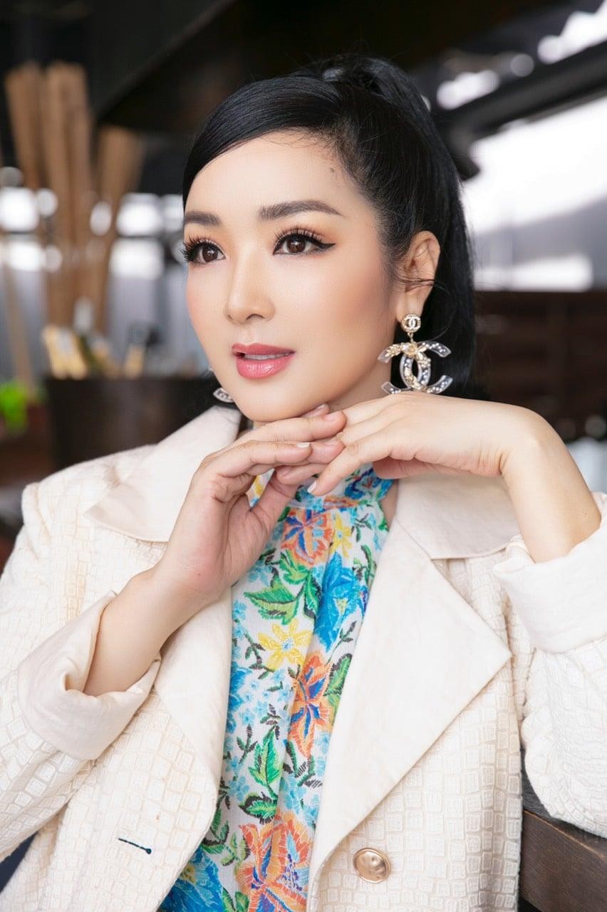 Đỗ Thị Hà diện cả 'cây' đen vẫn gợi cảm, người đẹp Ngọc Nữ khoe vai trần sexy đón tuổi mới ảnh 9