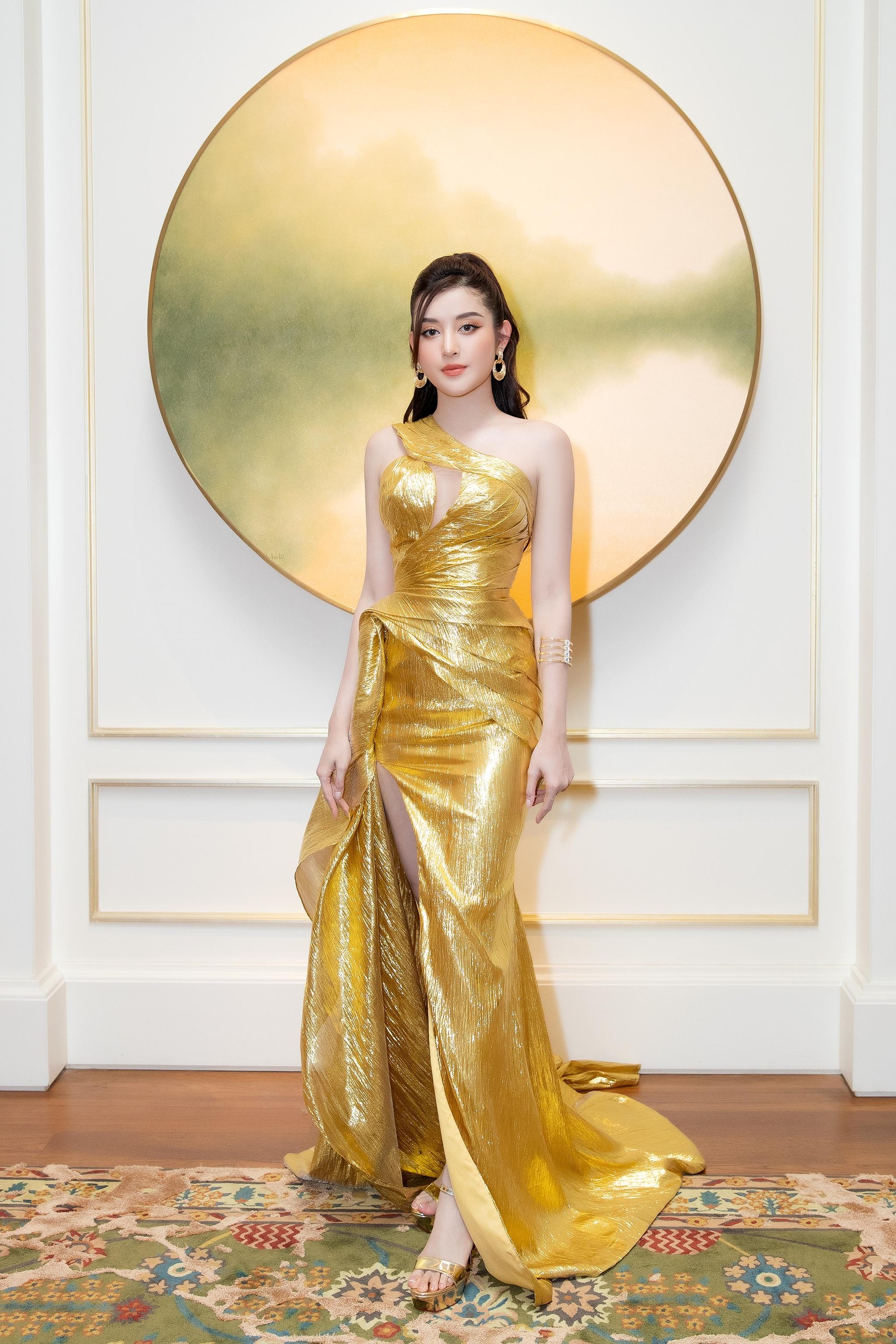 Mặc kiểu váy xẻ chân ngực yêu thích của Thùy Tiên, Huyền My khoe dáng sexy bên Quốc Trường ảnh 1