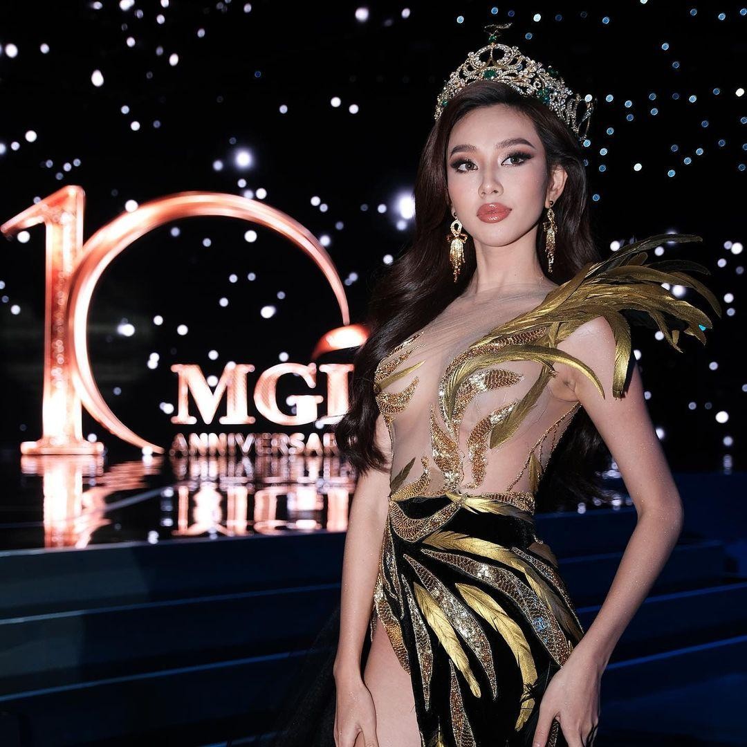 Mặc váy lông vũ xuyên thấu, Thuỳ Tiên đẹp tựa 'nữ thần' bên thí sinh Miss Grand Thái Lan ảnh 2