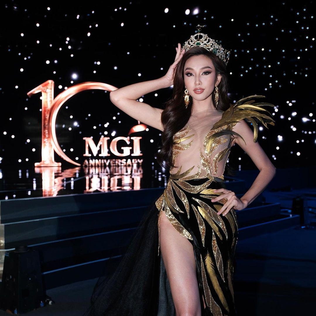 Mặc váy lông vũ xuyên thấu, Thuỳ Tiên đẹp tựa 'nữ thần' bên thí sinh Miss Grand Thái Lan ảnh 1