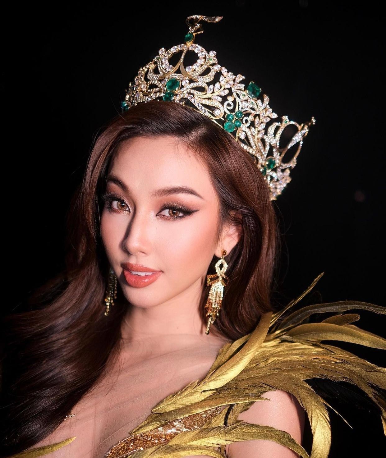 Mặc váy lông vũ xuyên thấu, Thuỳ Tiên đẹp tựa 'nữ thần' bên thí sinh Miss Grand Thái Lan ảnh 5