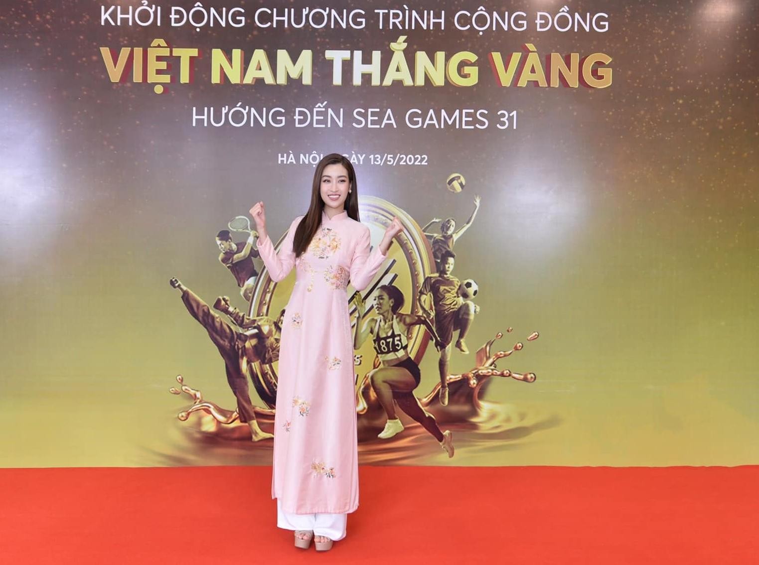 Hoa hậu Đỗ Thị Hà, Đỗ Mỹ Linh khoe sắc rạng rỡ với áo dài cổ vũ SEA Games 31 ảnh 6