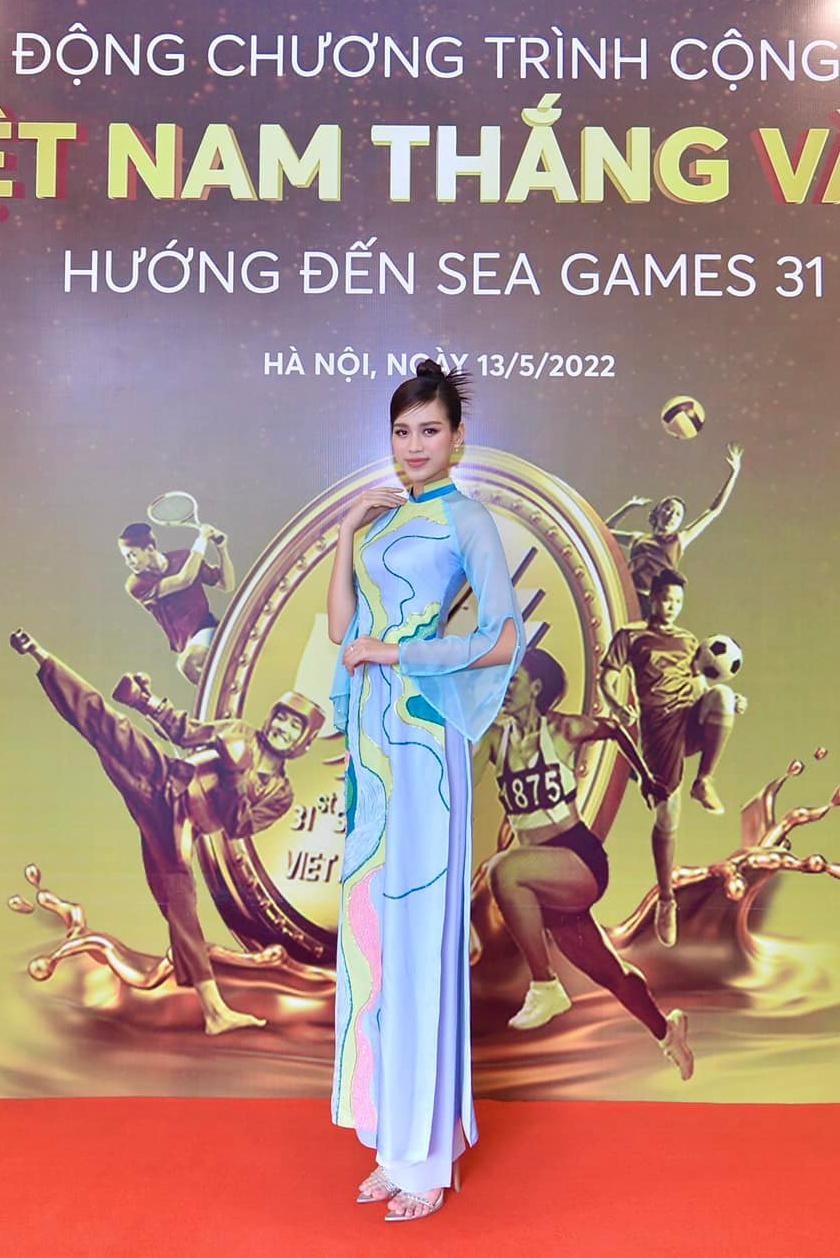 Hoa hậu Đỗ Thị Hà, Đỗ Mỹ Linh khoe sắc rạng rỡ với áo dài cổ vũ SEA Games 31 ảnh 5