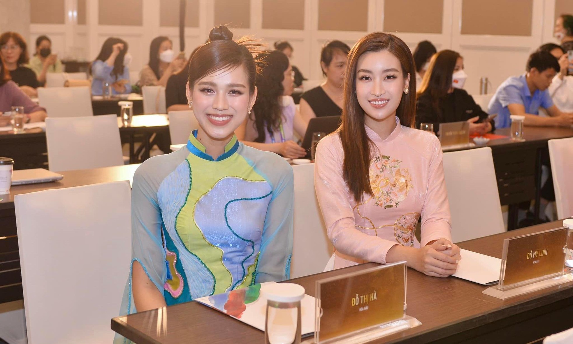 Hoa hậu Đỗ Thị Hà, Đỗ Mỹ Linh khoe sắc rạng rỡ với áo dài cổ vũ SEA Games 31 ảnh 8