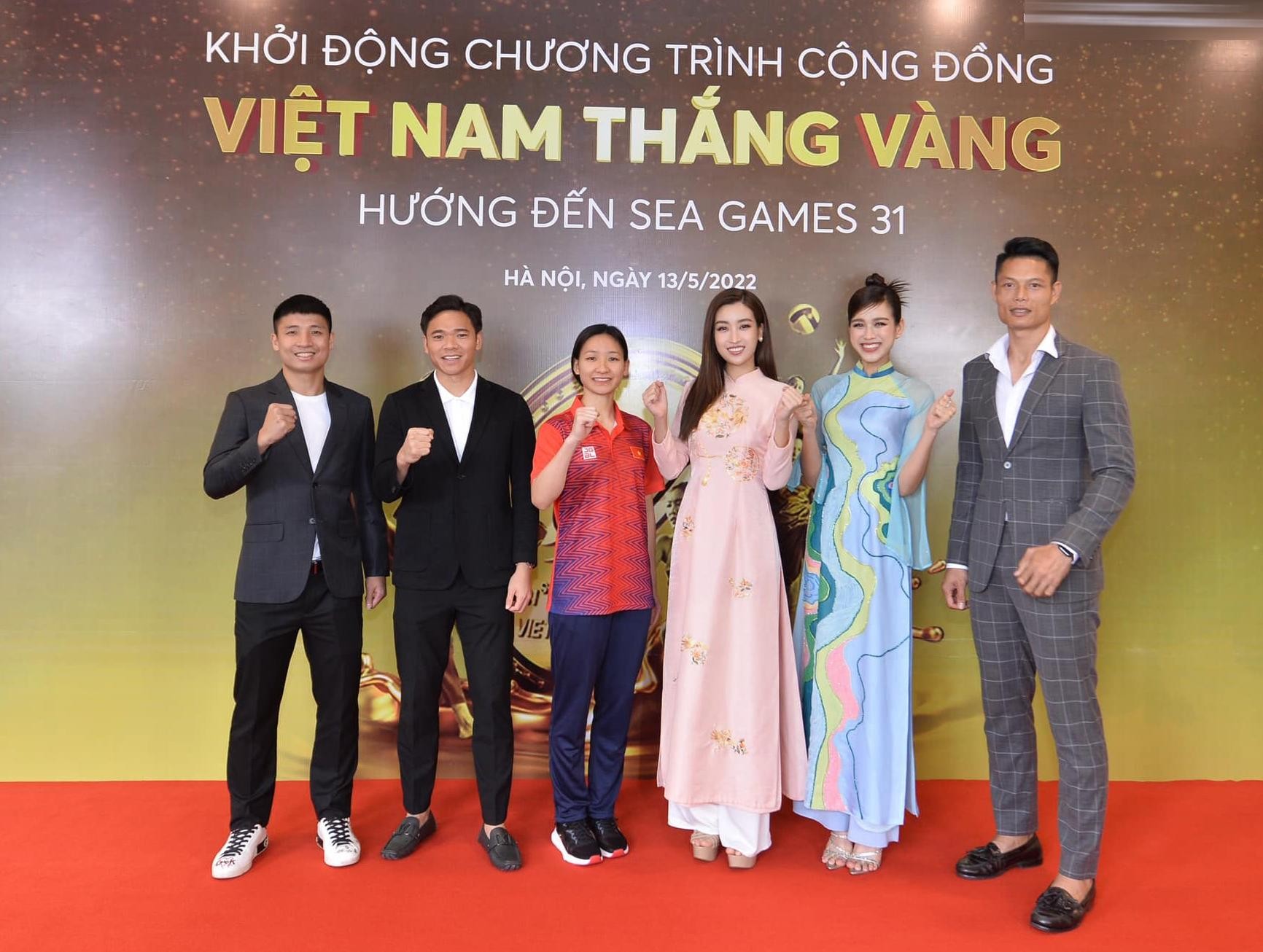 Hoa hậu Đỗ Thị Hà, Đỗ Mỹ Linh khoe sắc rạng rỡ với áo dài cổ vũ SEA Games 31 ảnh 7
